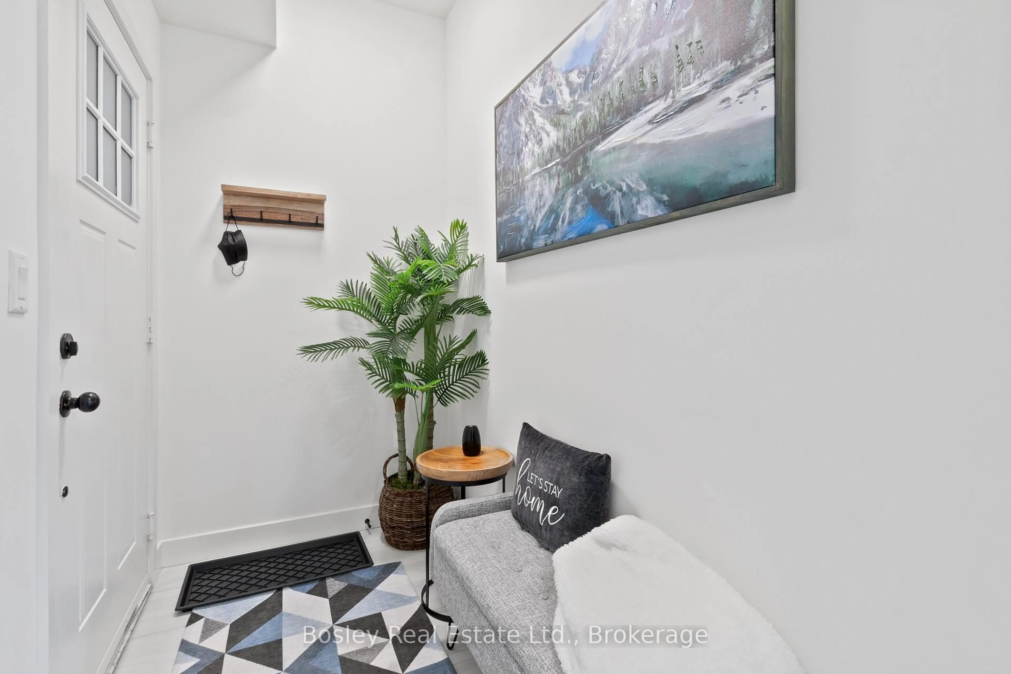 Indoor entryway for 12 Beckwith Lane #302, Blue Mountains Ontario L9Y 0A4