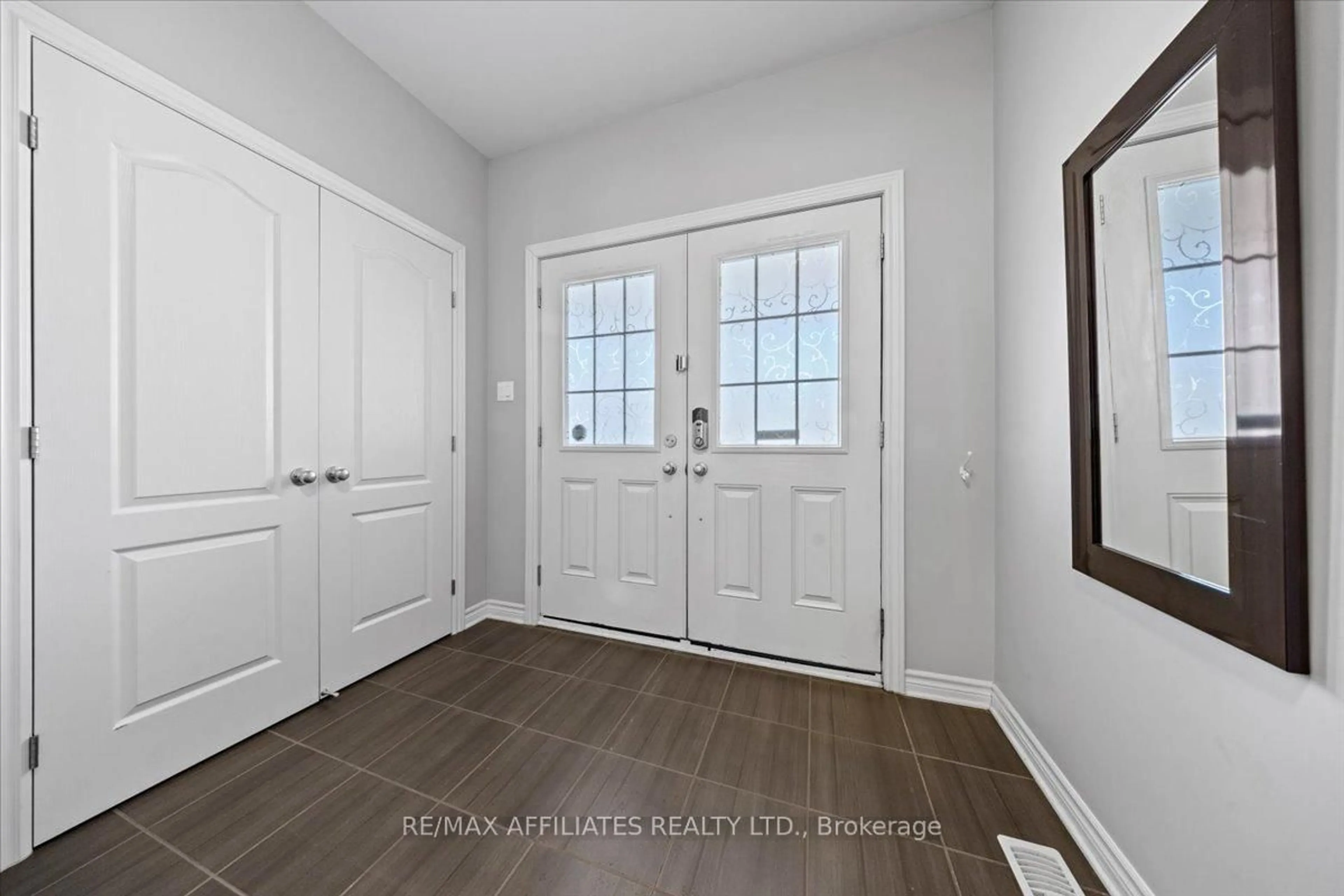 Indoor entryway for 726 Bunchberry Way, Ottawa Ontario K1T 3T8