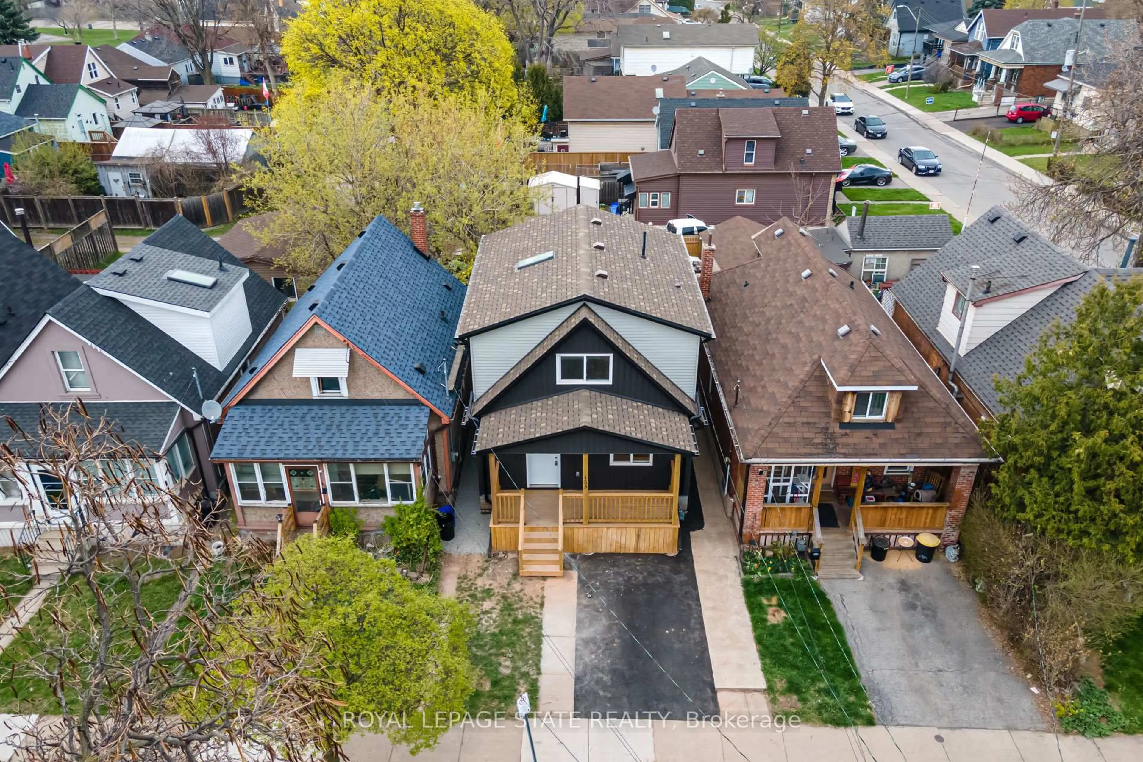 A pic from outside/outdoor area/front of a property/back of a property/a pic from drone, street for 153 McAnulty Blvd, Hamilton Ontario L8H 3H6