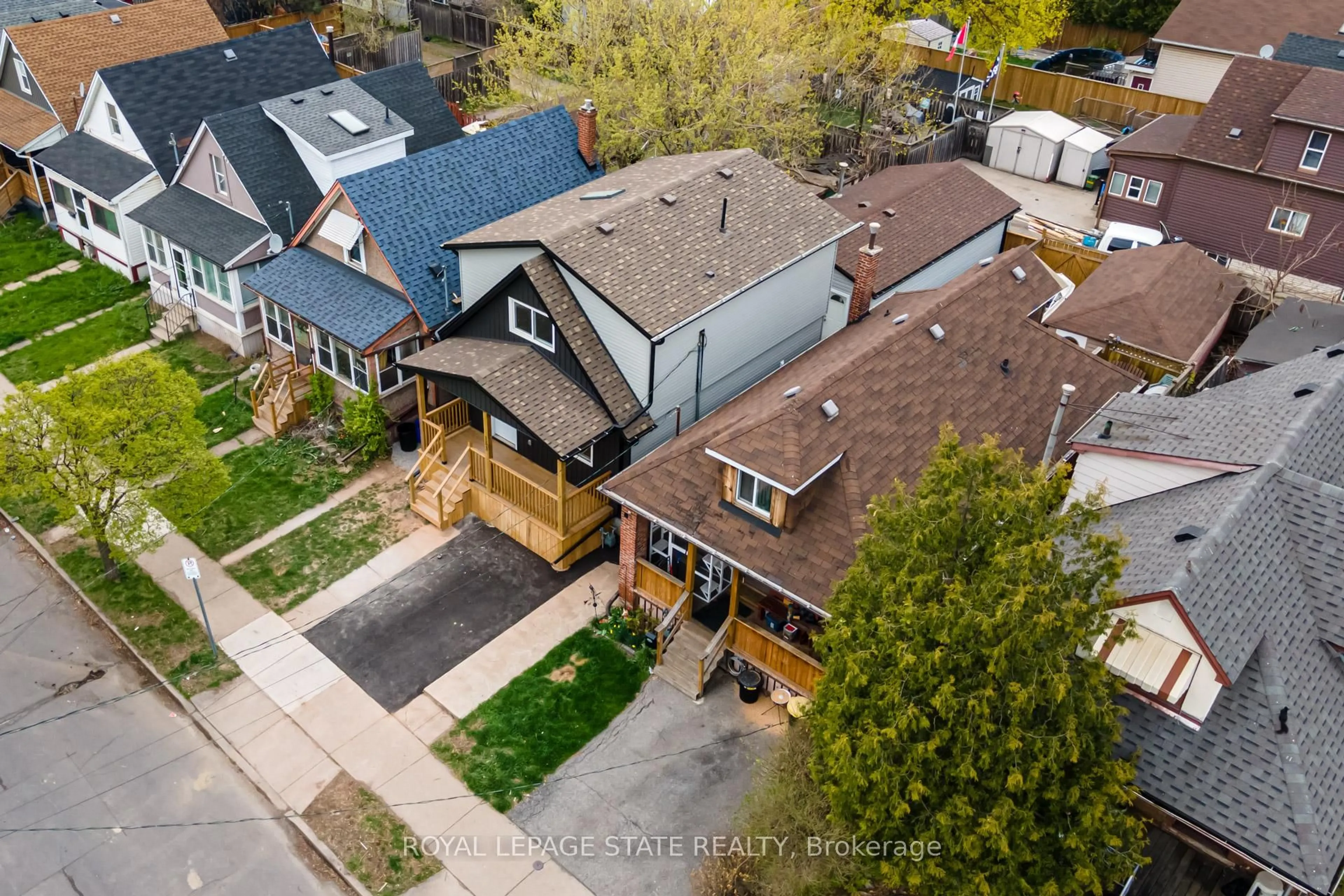 A pic from outside/outdoor area/front of a property/back of a property/a pic from drone, street for 153 McAnulty Blvd, Hamilton Ontario L8H 3H6