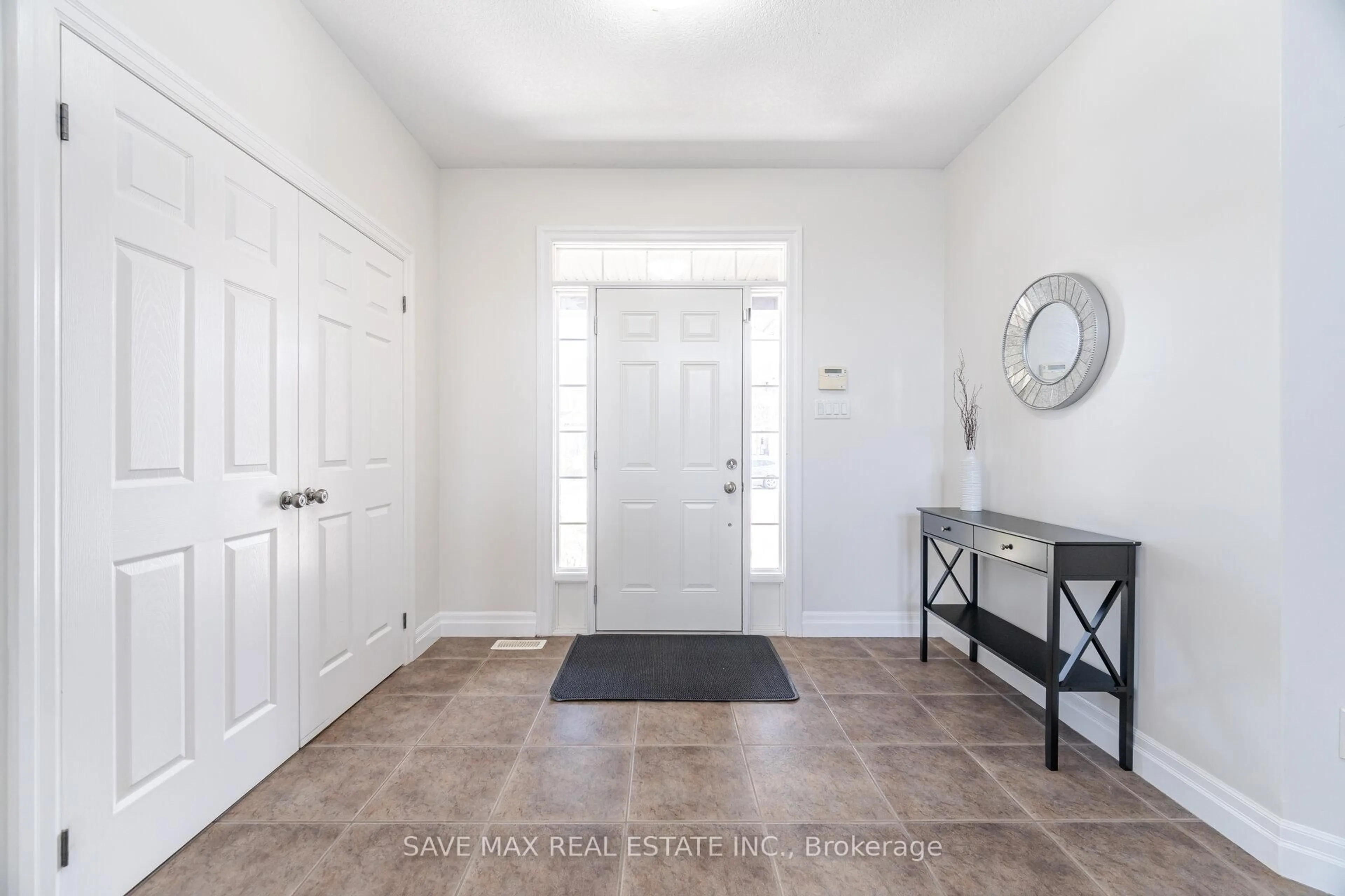Indoor entryway for 334 Zeller Dr, Kitchener Ontario N2A 0B5
