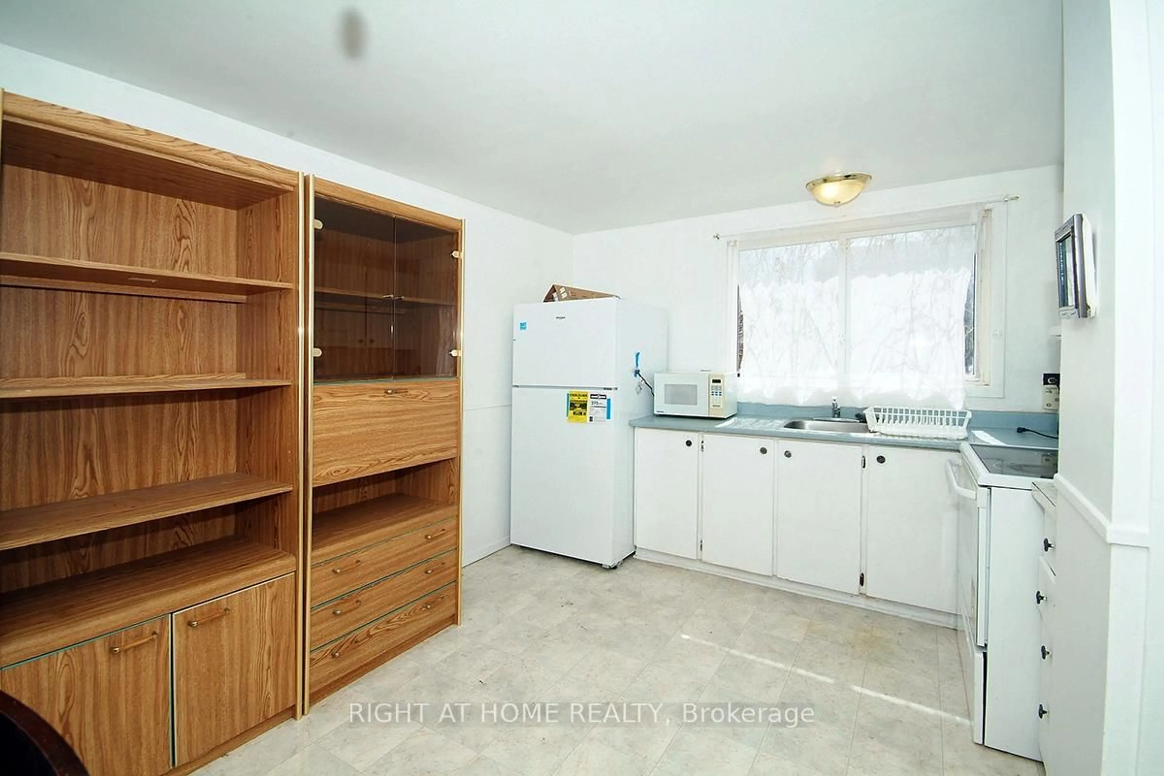 Standard kitchen, unknown for 1466 Heatherington Rd #L, Ottawa Ontario K1V 6S1