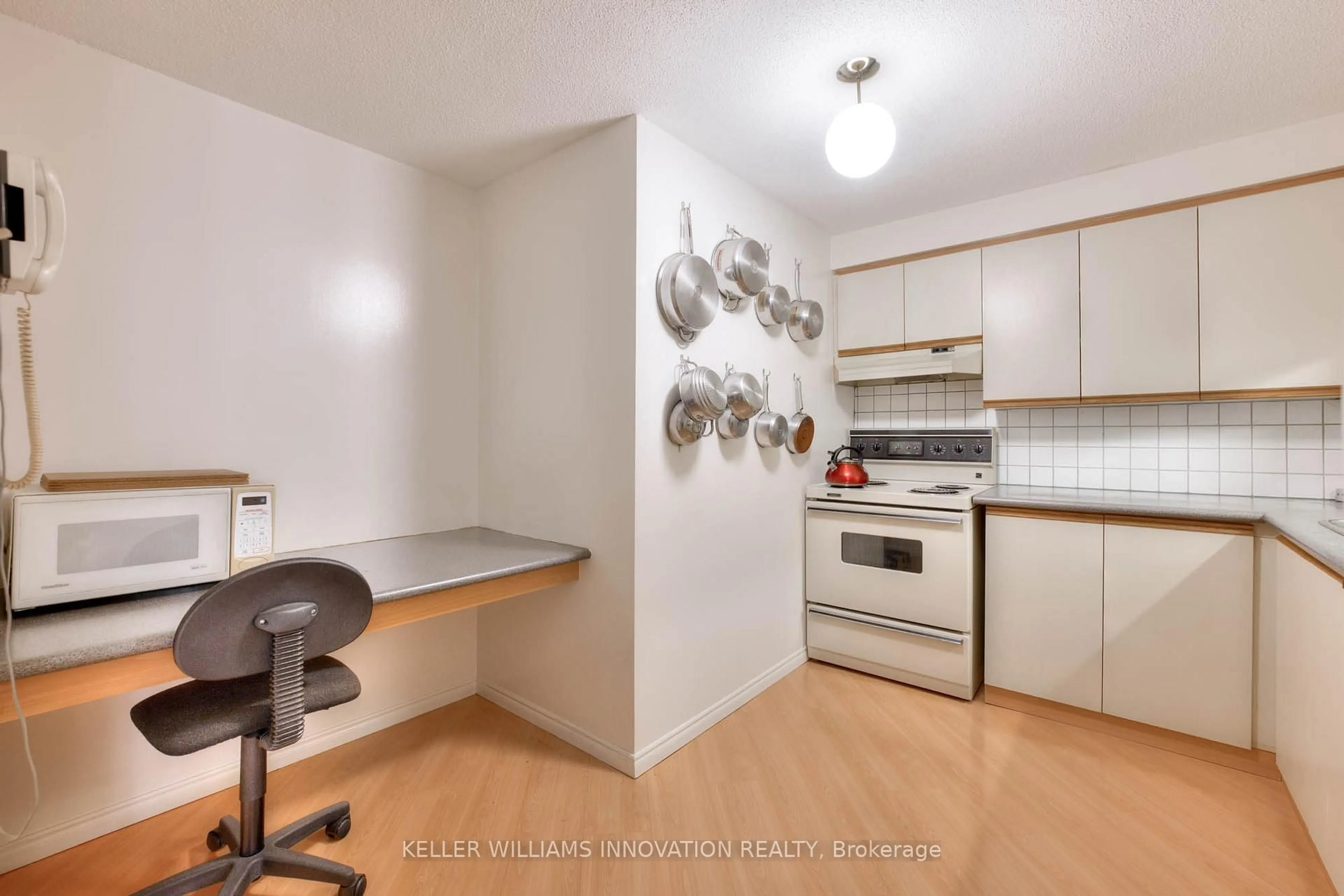 Standard kitchen, unknown for 55 Green Valley Dr #215, Kitchener Ontario N2P 1Z6