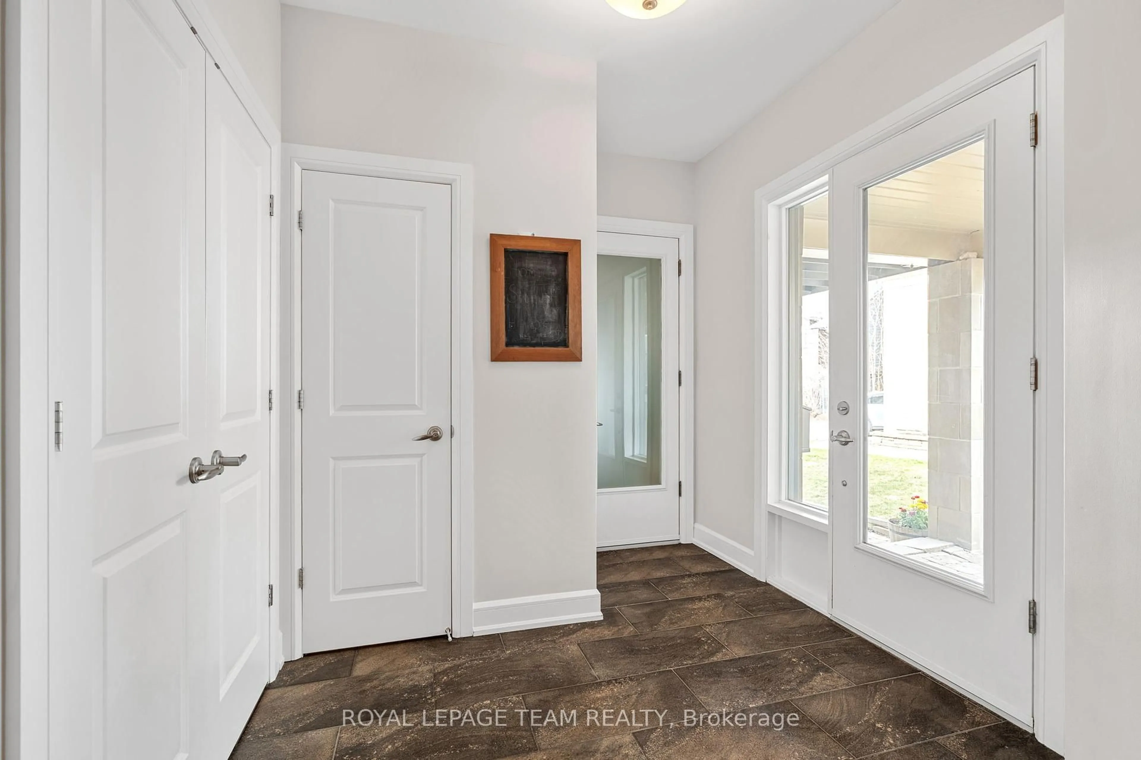 Indoor entryway for 576 Athlone Ave, Ottawa Ontario K1Z 5N2