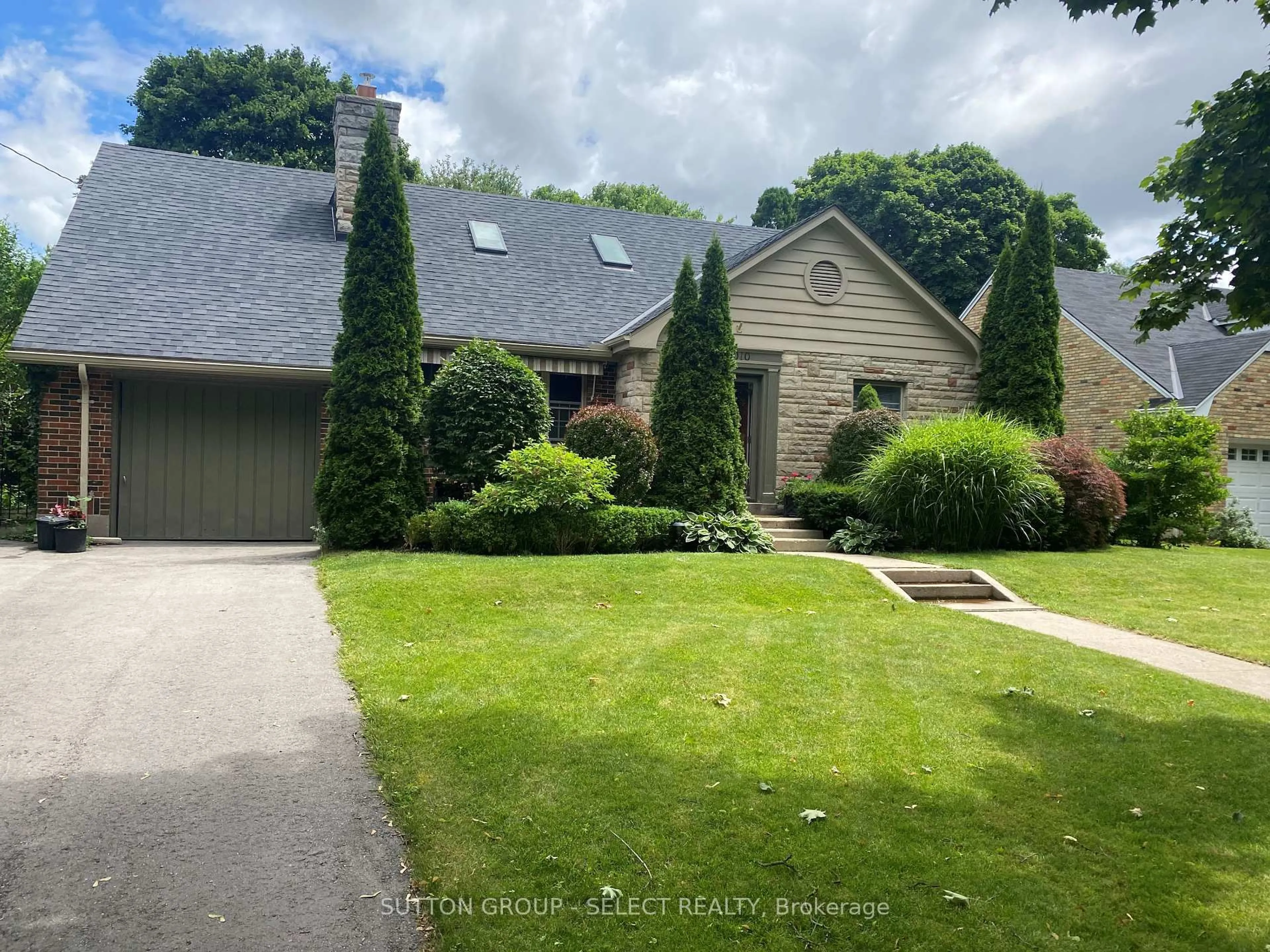 A pic from outside/outdoor area/front of a property/back of a property/a pic from drone, street for 1010 HARRISON Ave, London East Ontario N5Y 2V2