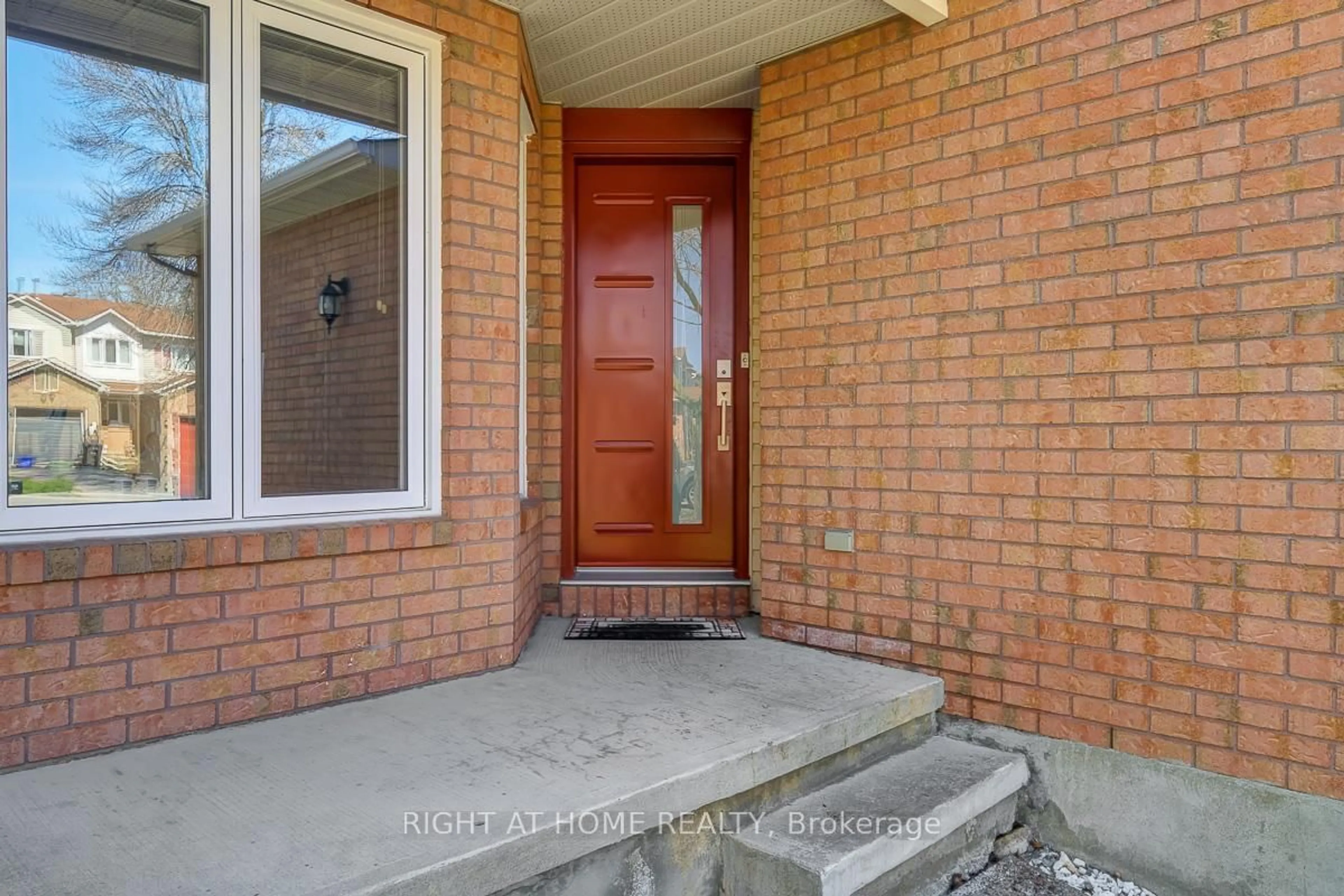 Indoor entryway for 60 Kimbolton Cres, Ottawa Ontario K2K 2S4