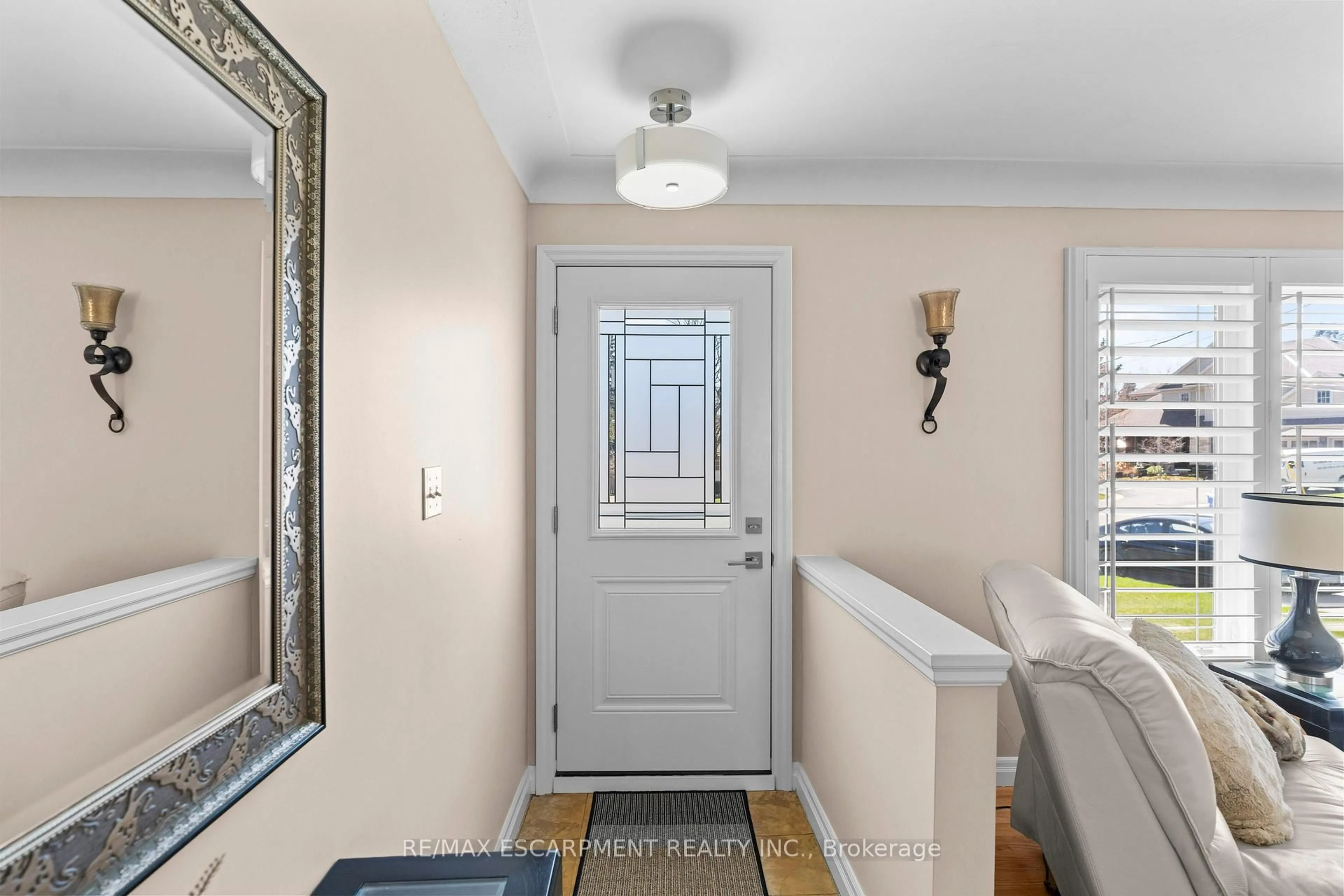 Indoor entryway for 77 Hill Crest N/A, Hamilton Ontario L9G 3A2