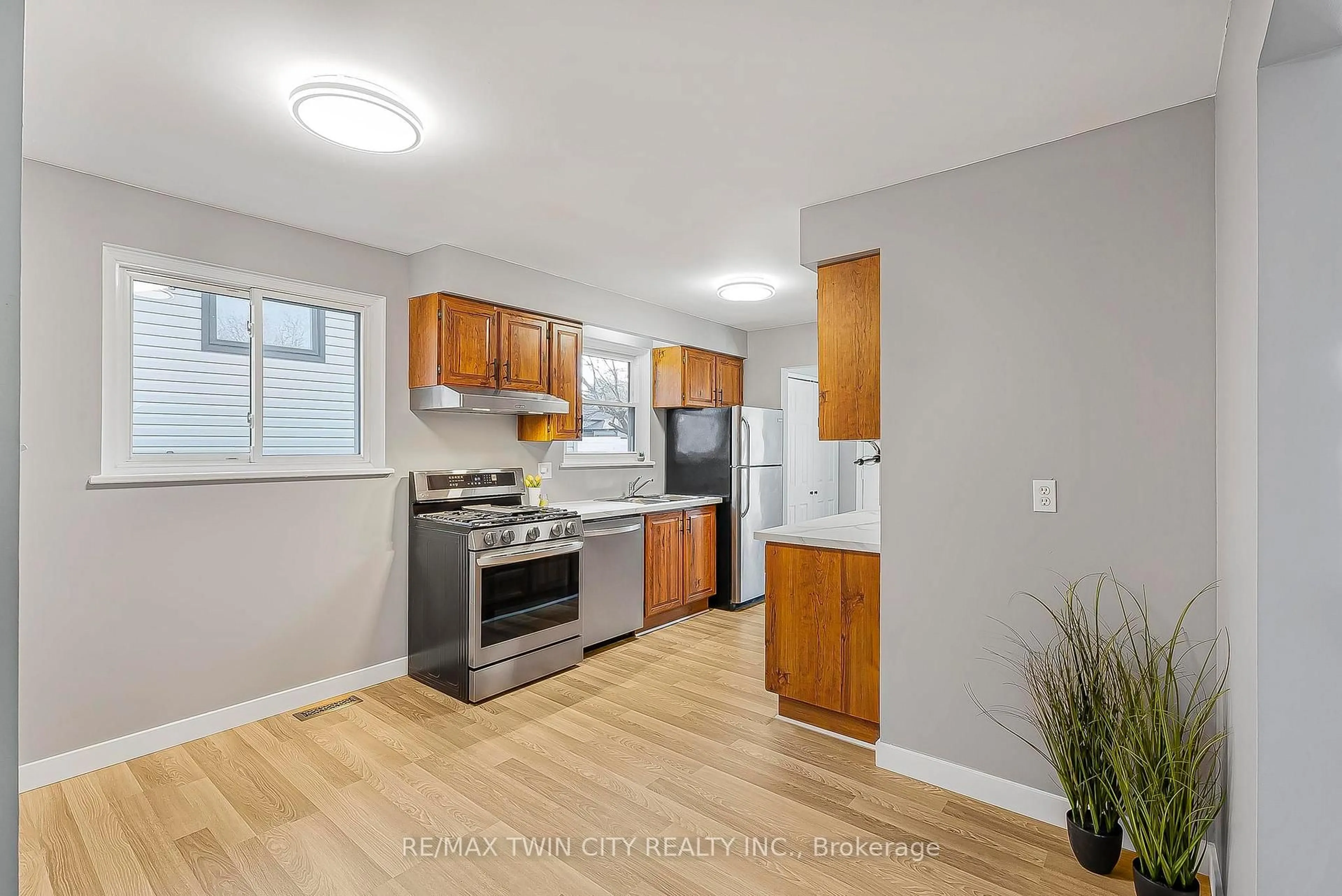 Standard kitchen, unknown for 82 Hahn Ave, Cambridge Ontario N3C 2X9