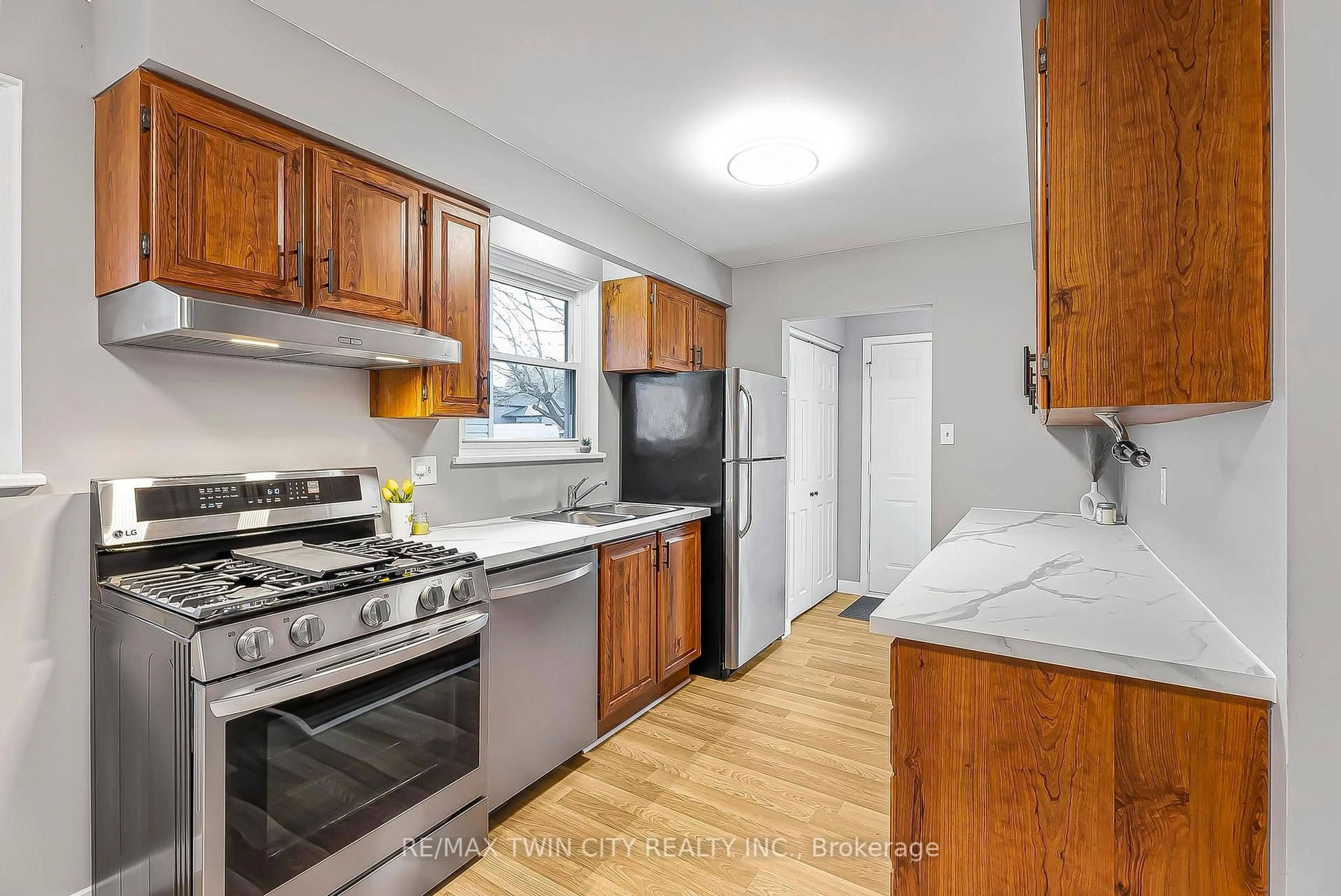 Standard kitchen, unknown for 82 Hahn Ave, Cambridge Ontario N3C 2X9