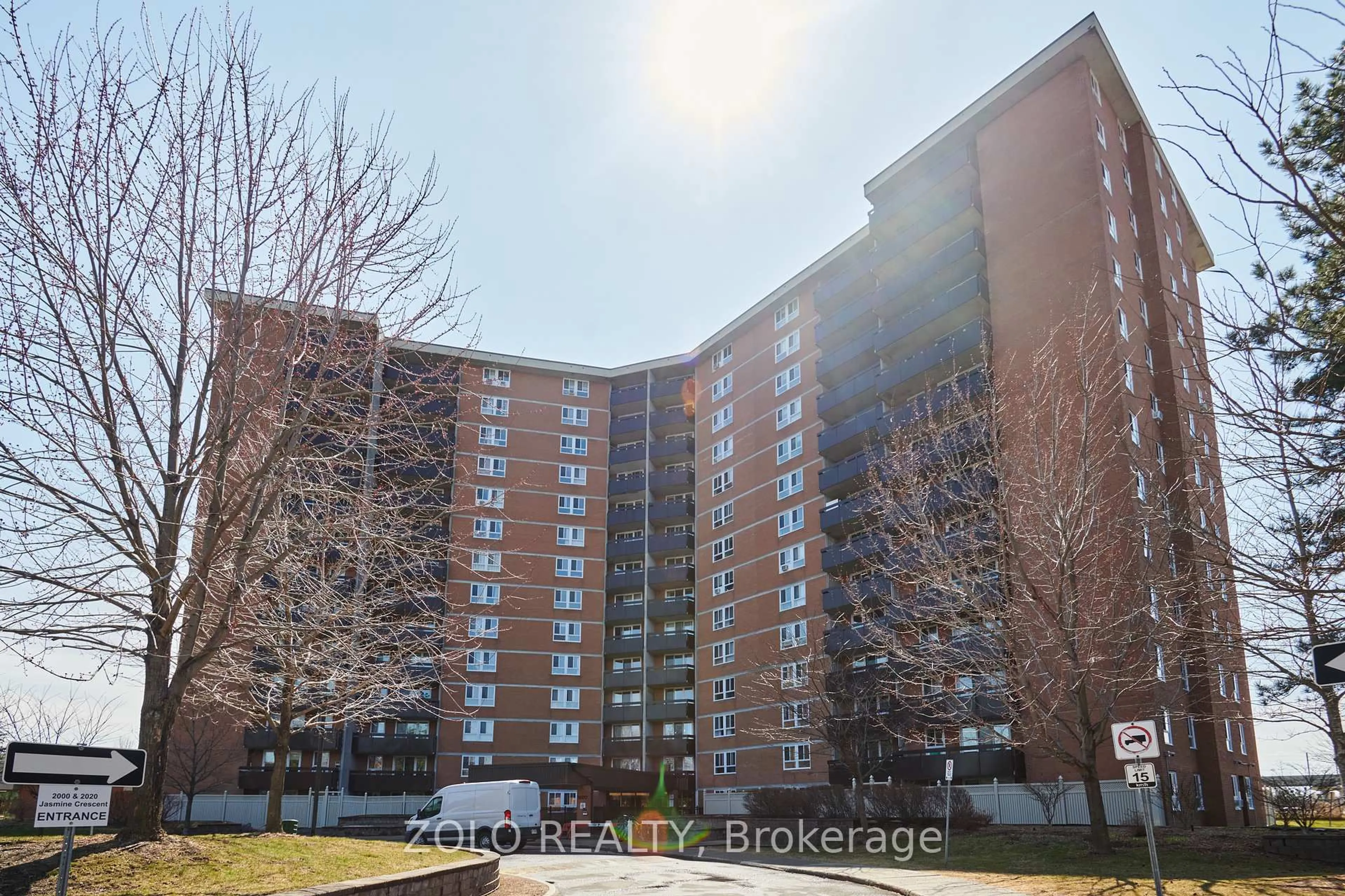 A pic from outside/outdoor area/front of a property/back of a property/a pic from drone, building for 2000 Jasmine Cres #905, Ottawa Ontario K1J 8K4