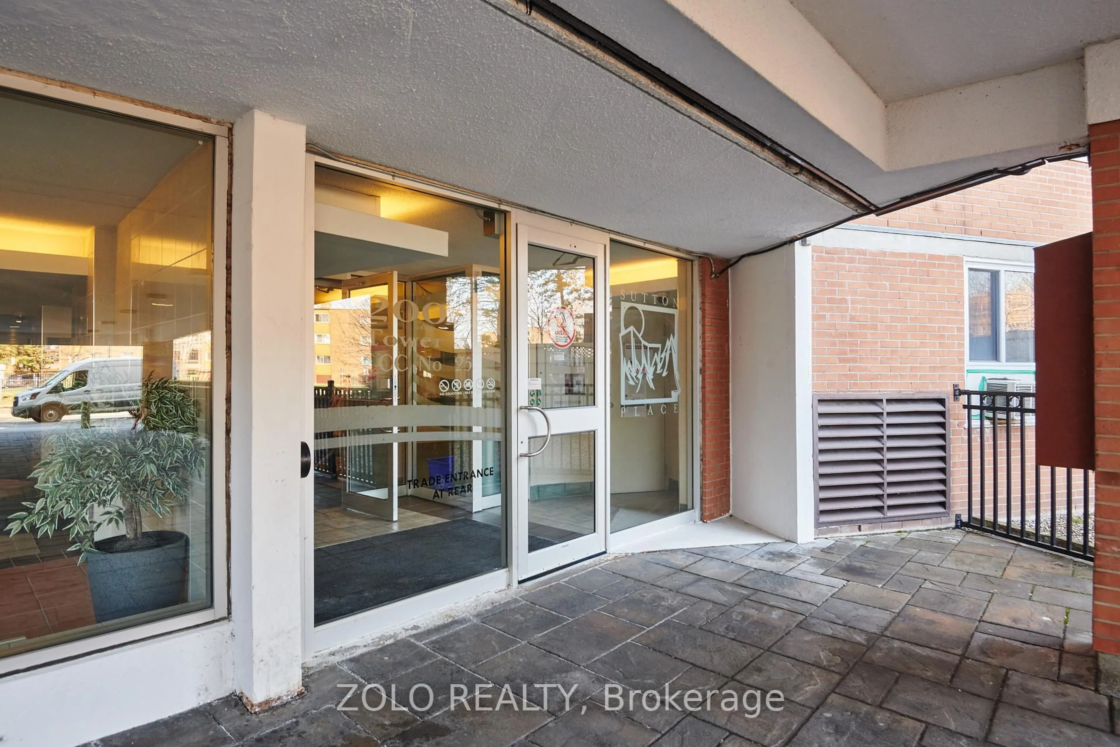 Indoor entryway for 2000 Jasmine Cres #905, Ottawa Ontario K1J 8K4