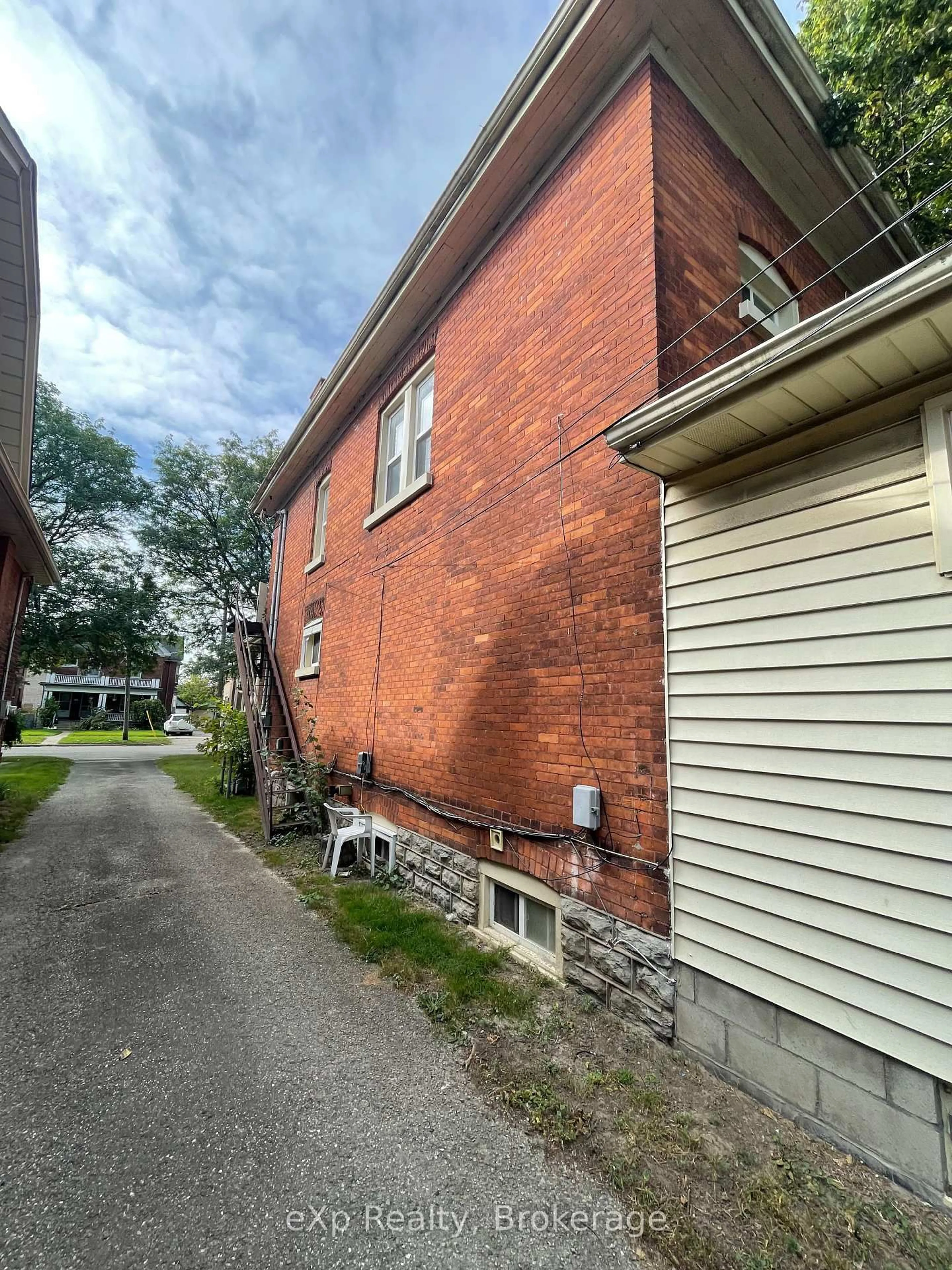 Unknown for 126 Chatham St, Brant Ontario N3S 4G4