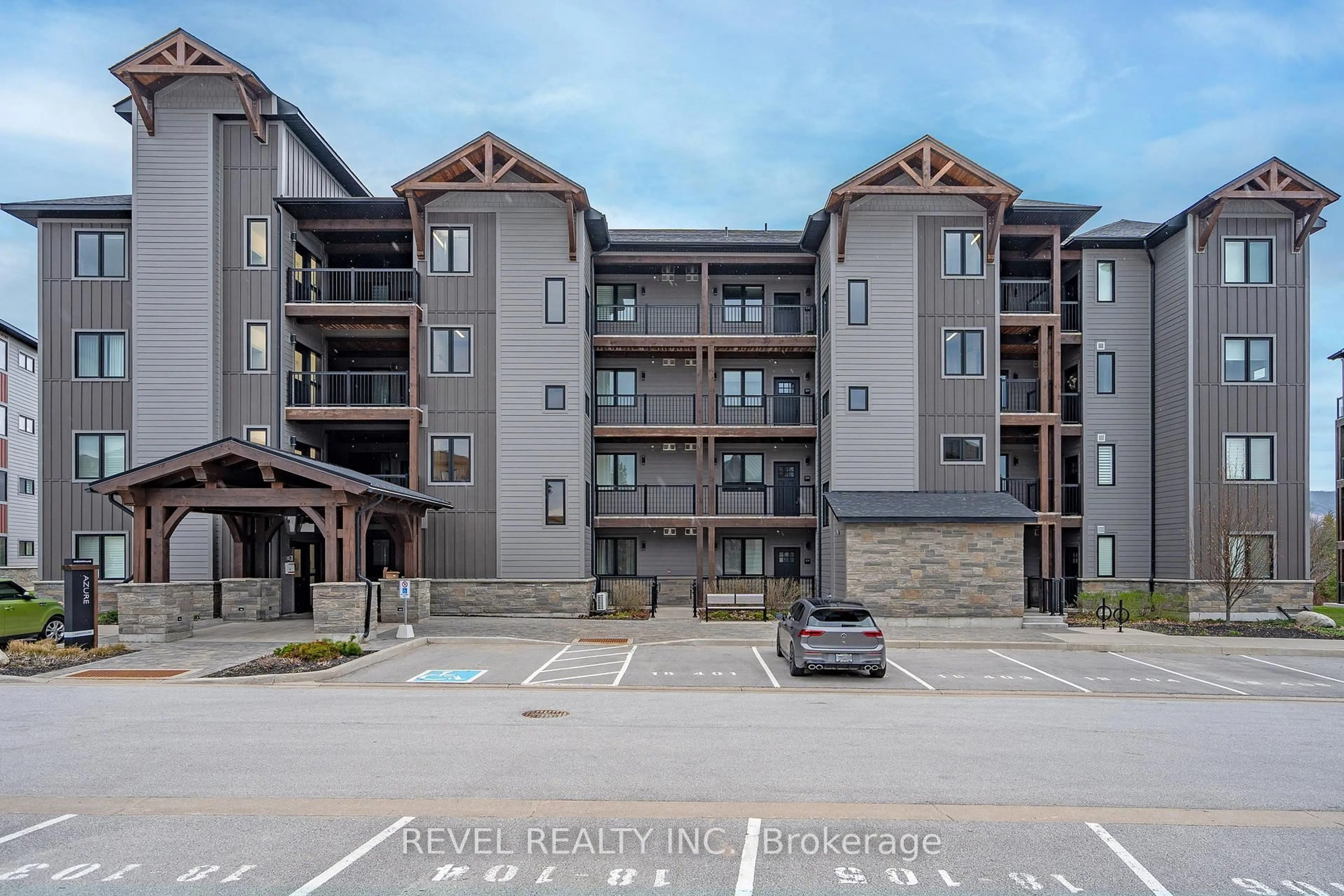 A pic from outside/outdoor area/front of a property/back of a property/a pic from drone, building for 18 Beckwith Lane #204, Blue Mountains Ontario L9Y 3B6