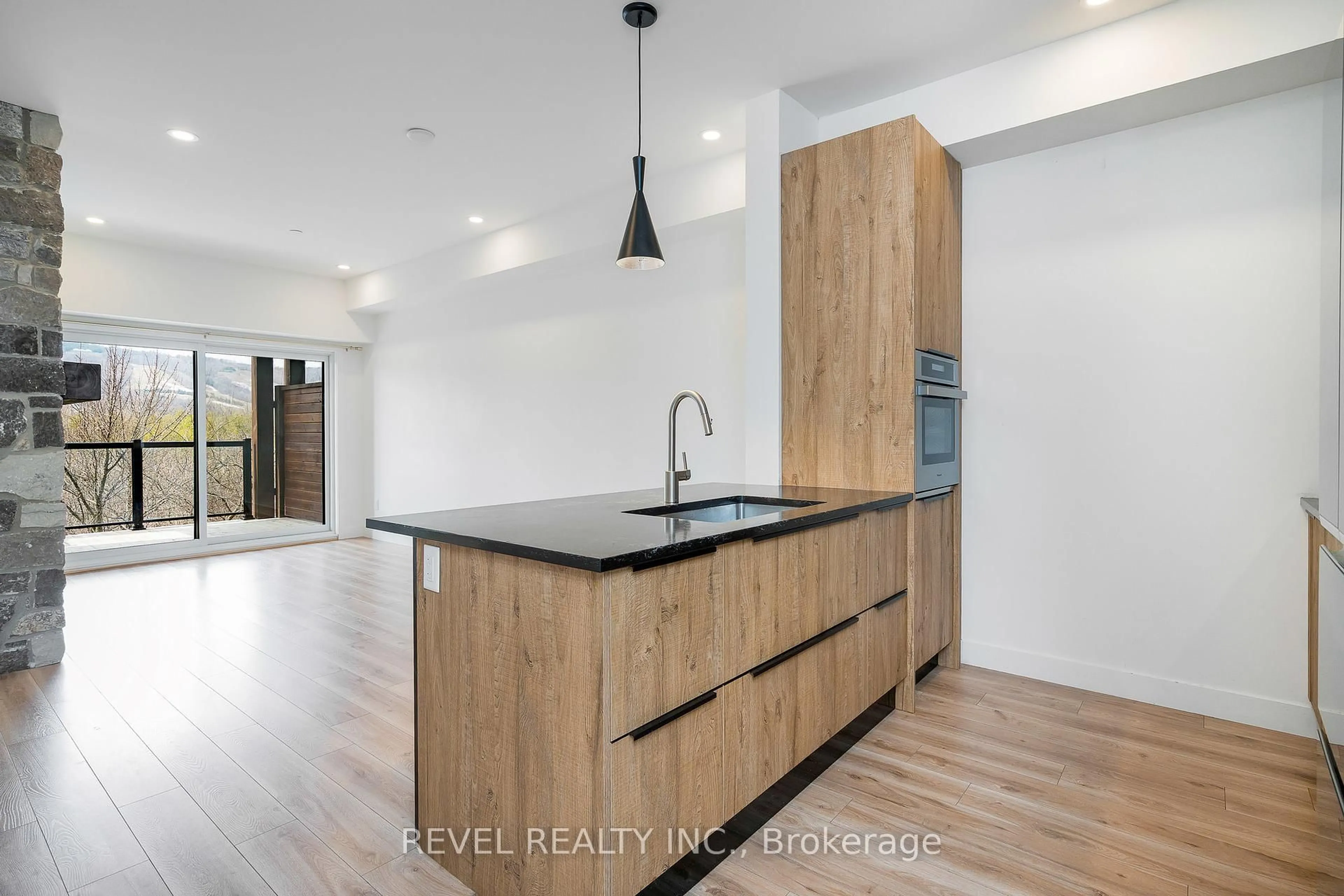 Open concept kitchen, wood/laminate floor for 18 Beckwith Lane #204, Blue Mountains Ontario L9Y 3B6