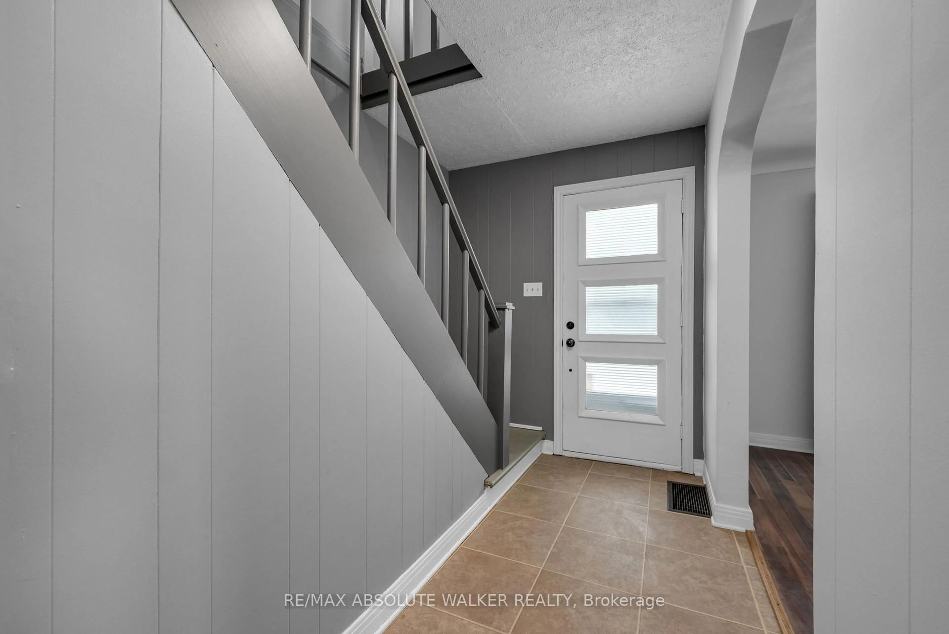 Indoor entryway for 3573 Navan Rd, Ottawa Ontario K4B 1H9