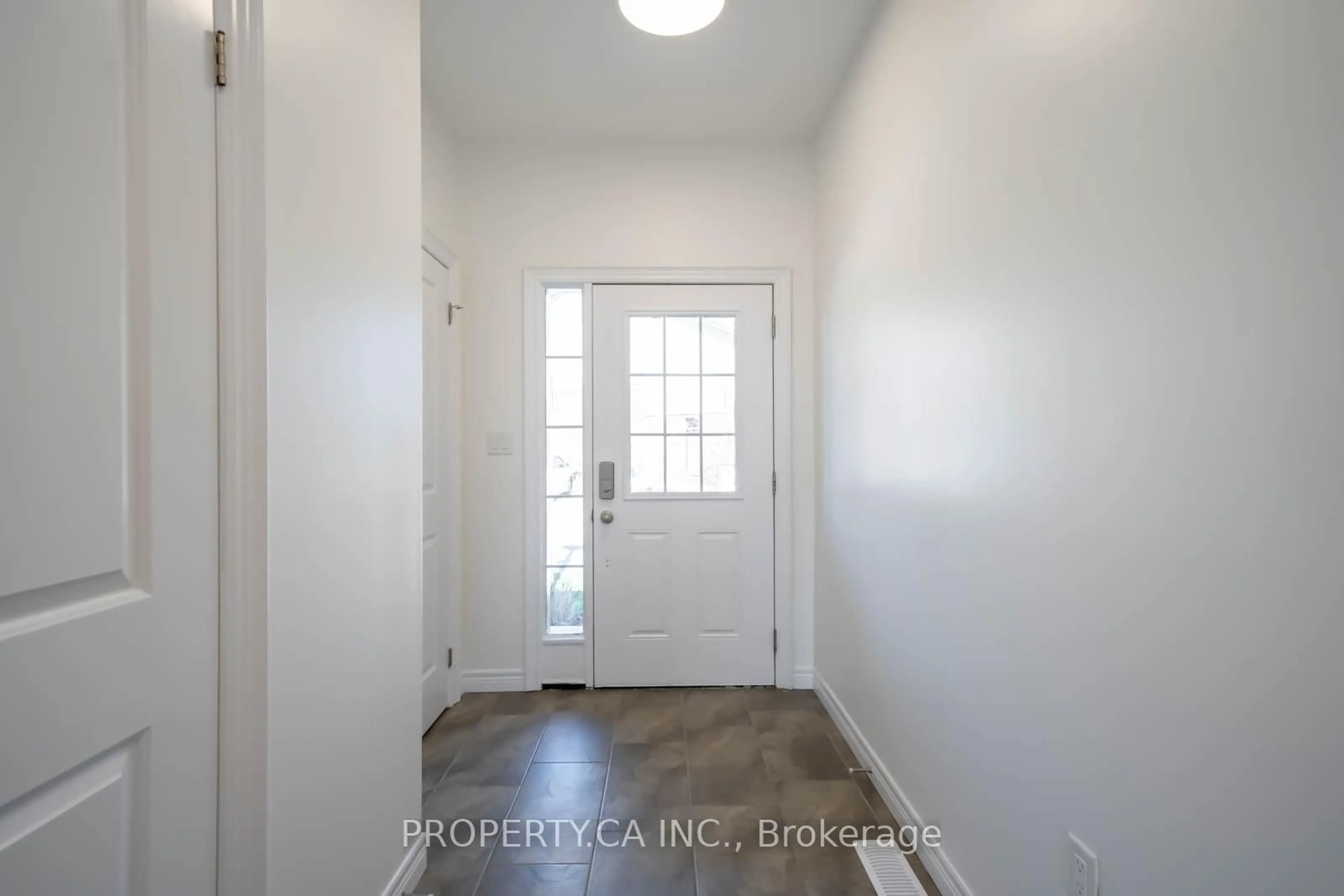Indoor entryway for 1030 Oakcrossing Gate #29, London North Ontario N6H 0H1
