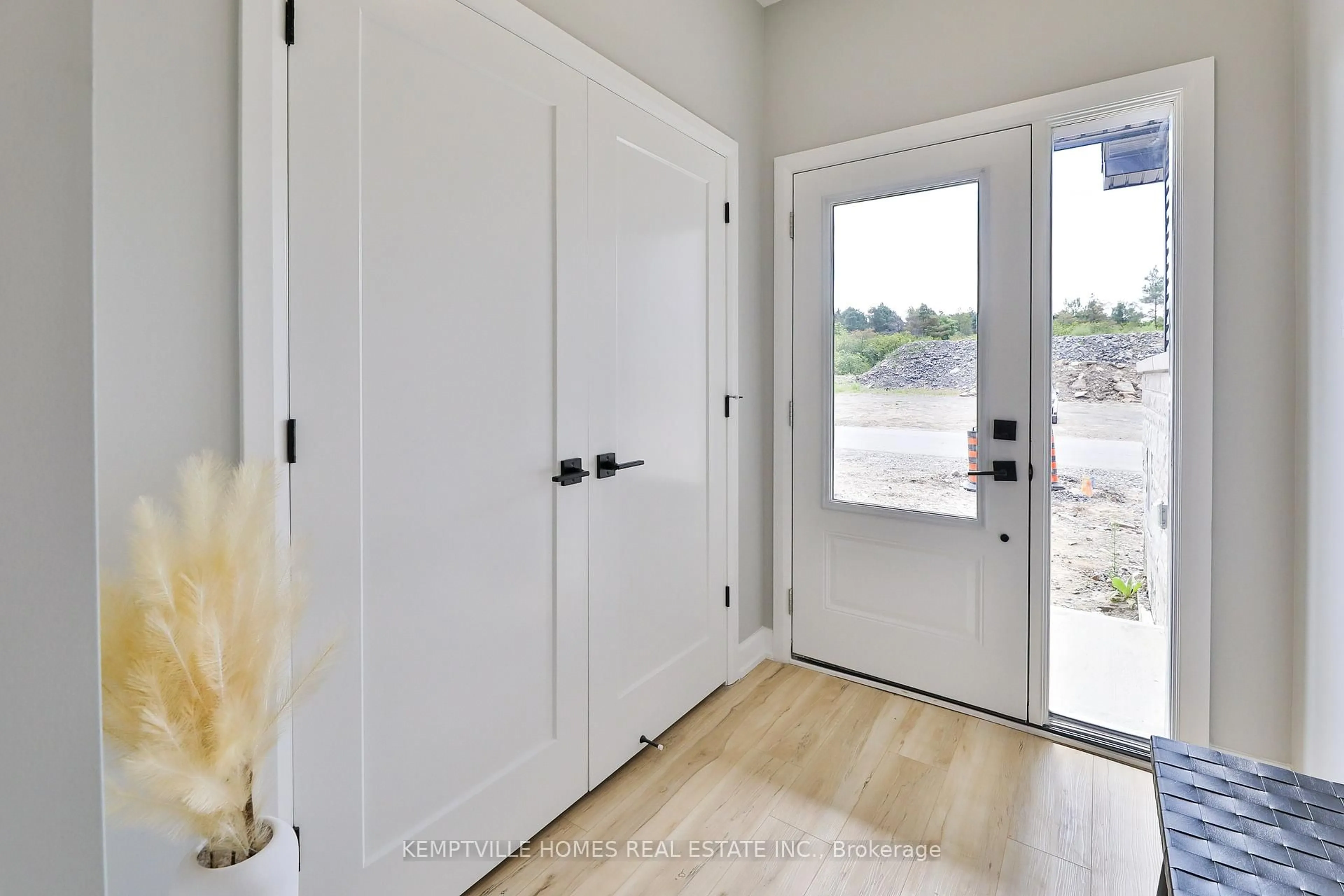 Indoor entryway for 342 LEWIS W St, Merrickville-Wolford Ontario K0G 1N0
