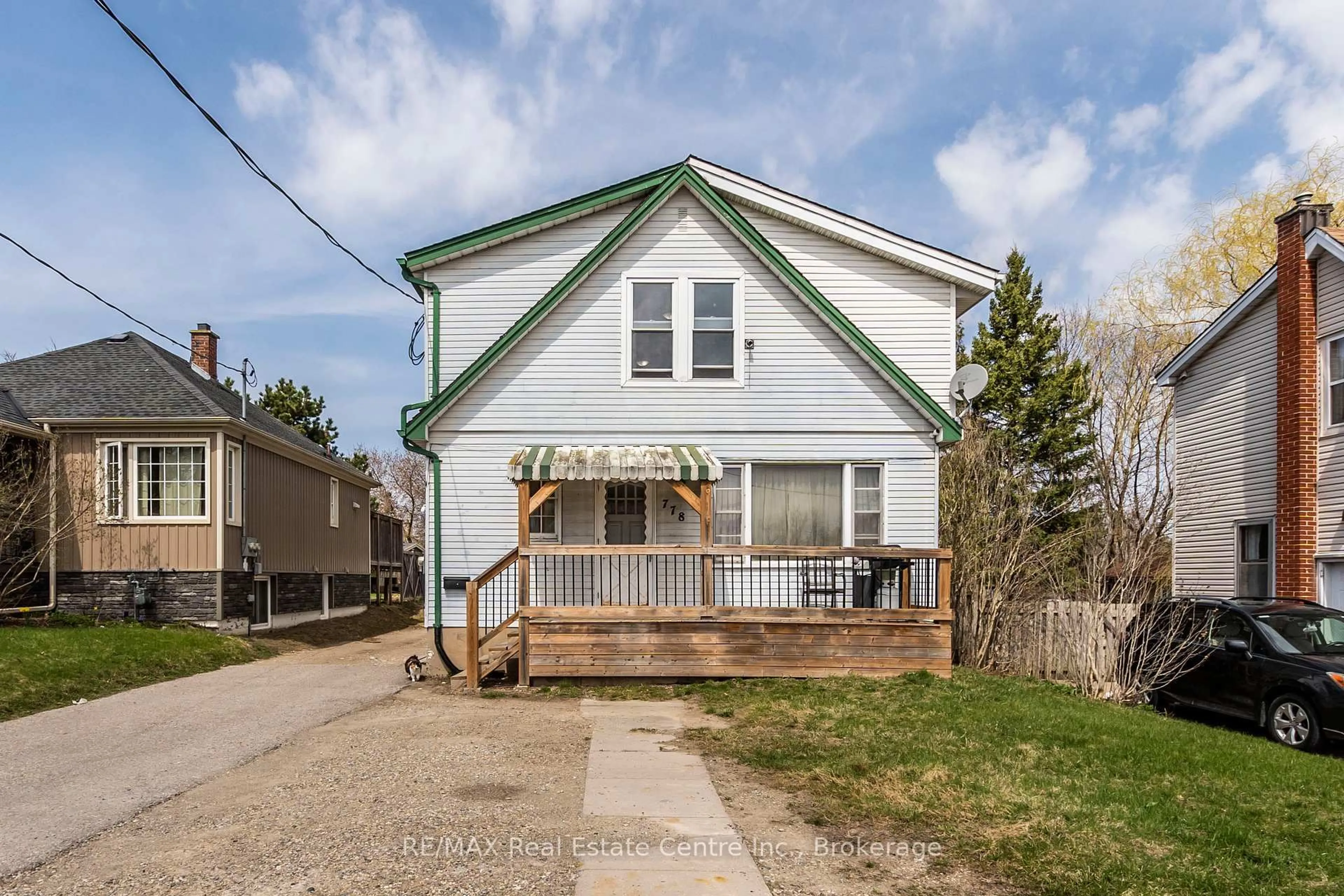 Home with vinyl exterior material, street for 778 Guelph St, Kitchener Ontario N2H 5Z3