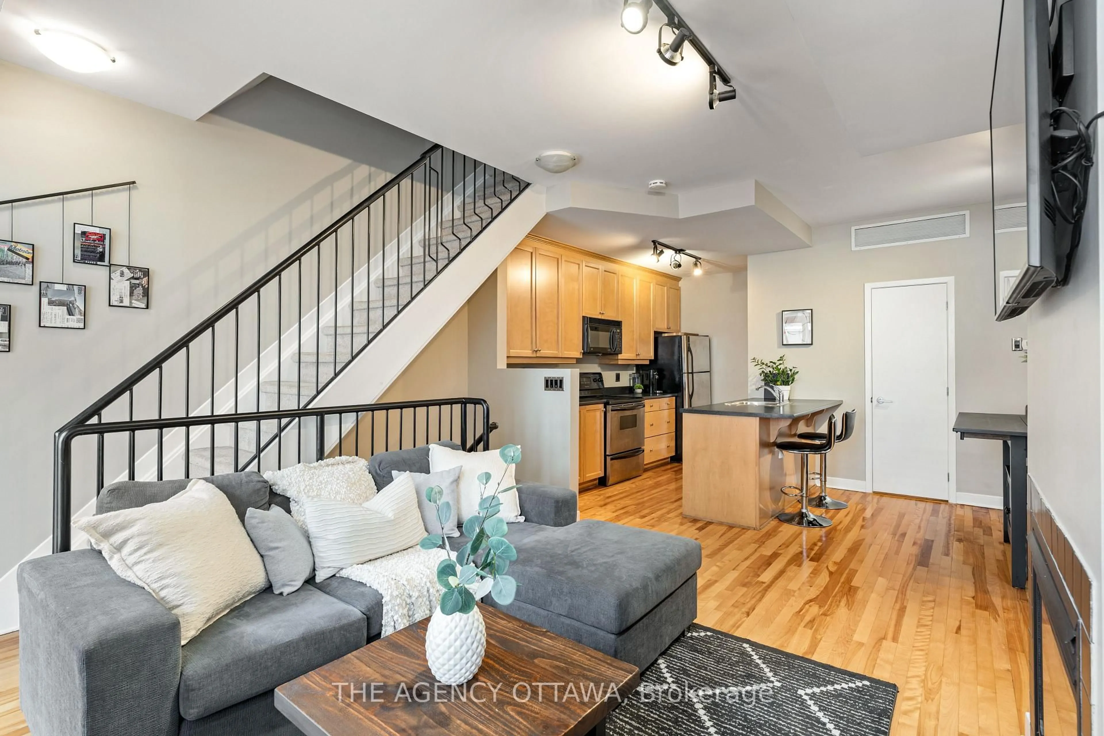 Living room with furniture, unknown for 420 Nepean St #D, Ottawa Ontario K1R 5G7