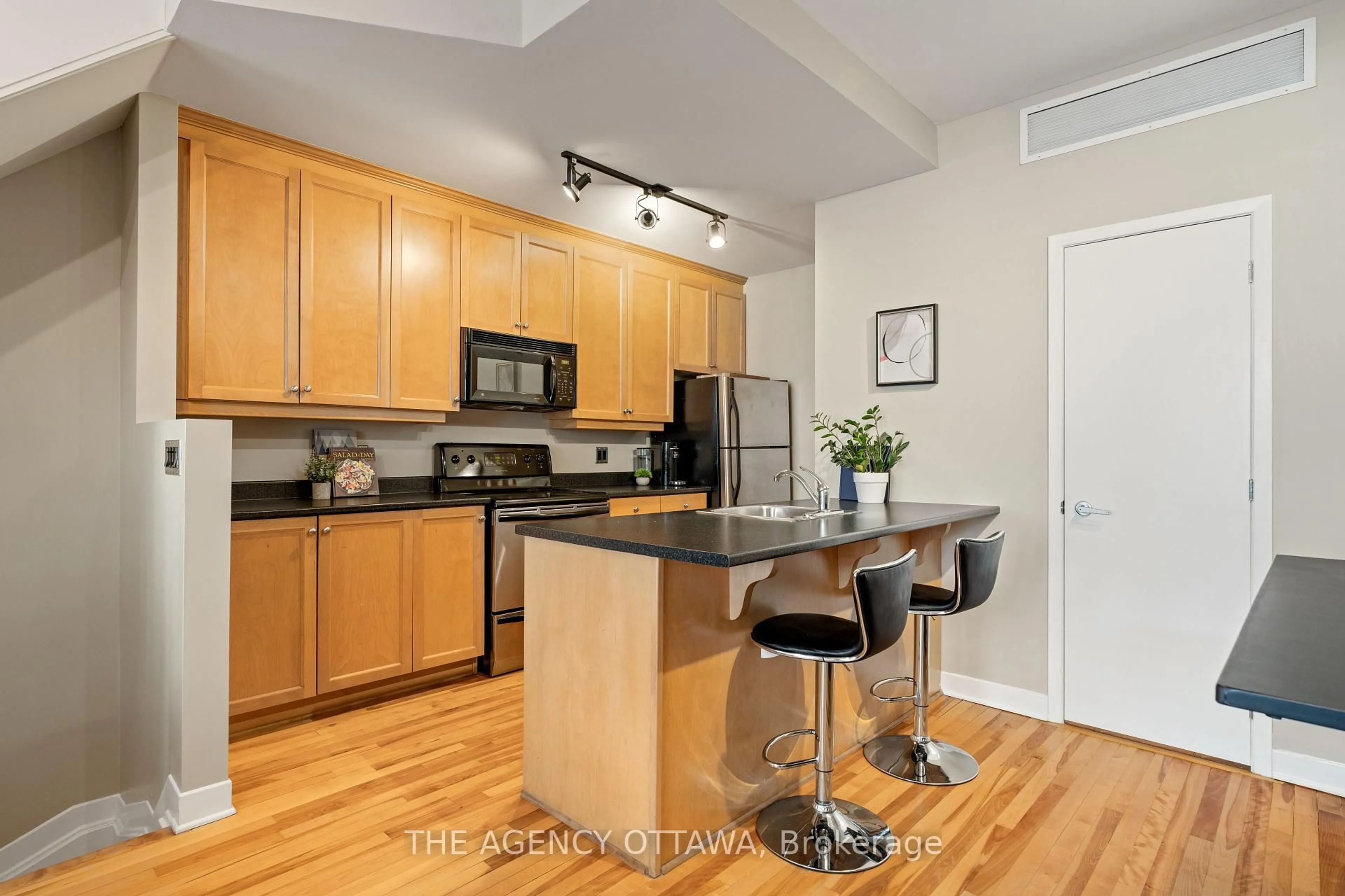 Standard kitchen, wood/laminate floor for 420 Nepean St #D, Ottawa Ontario K1R 5G7