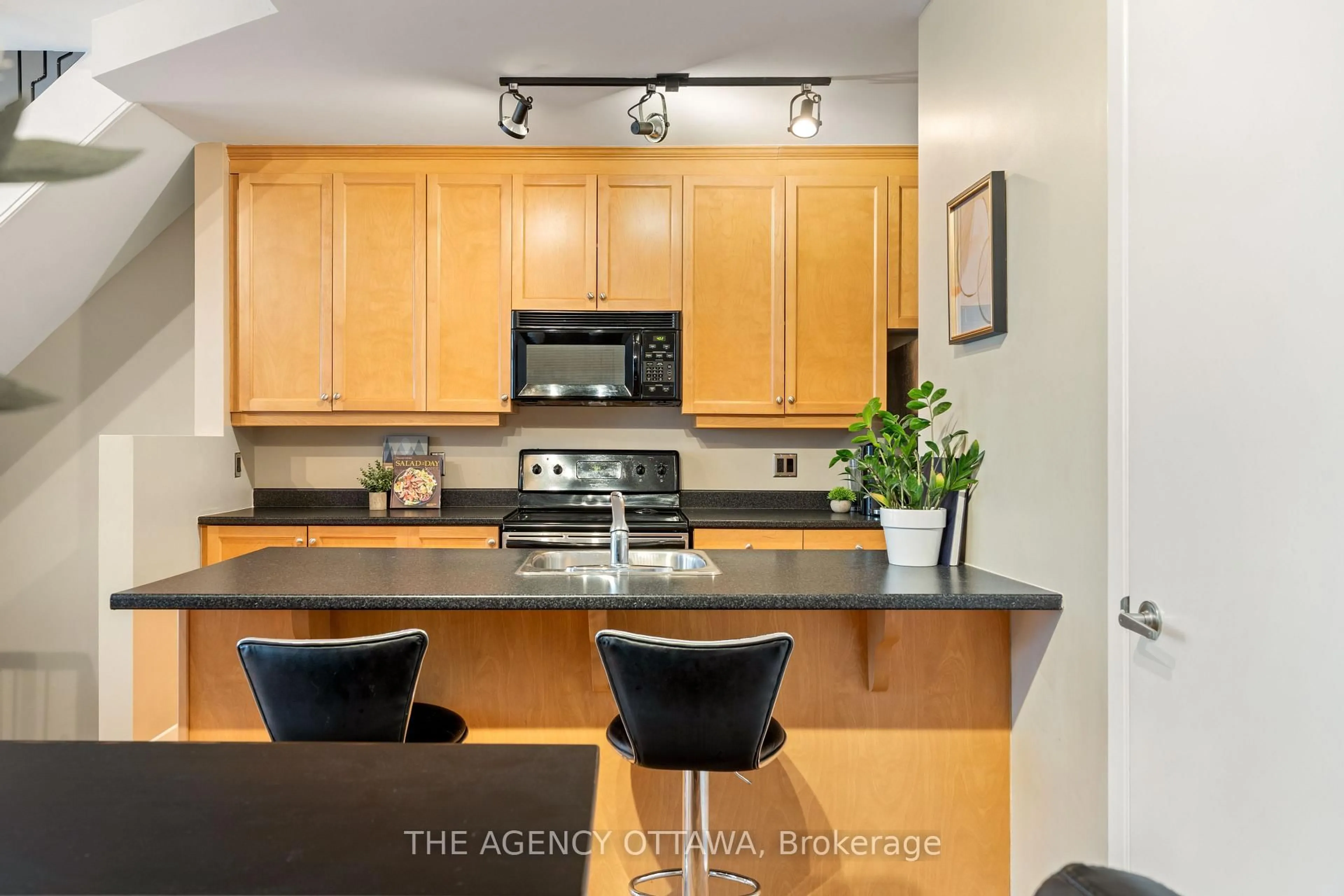Open concept kitchen, unknown for 420 Nepean St #D, Ottawa Ontario K1R 5G7