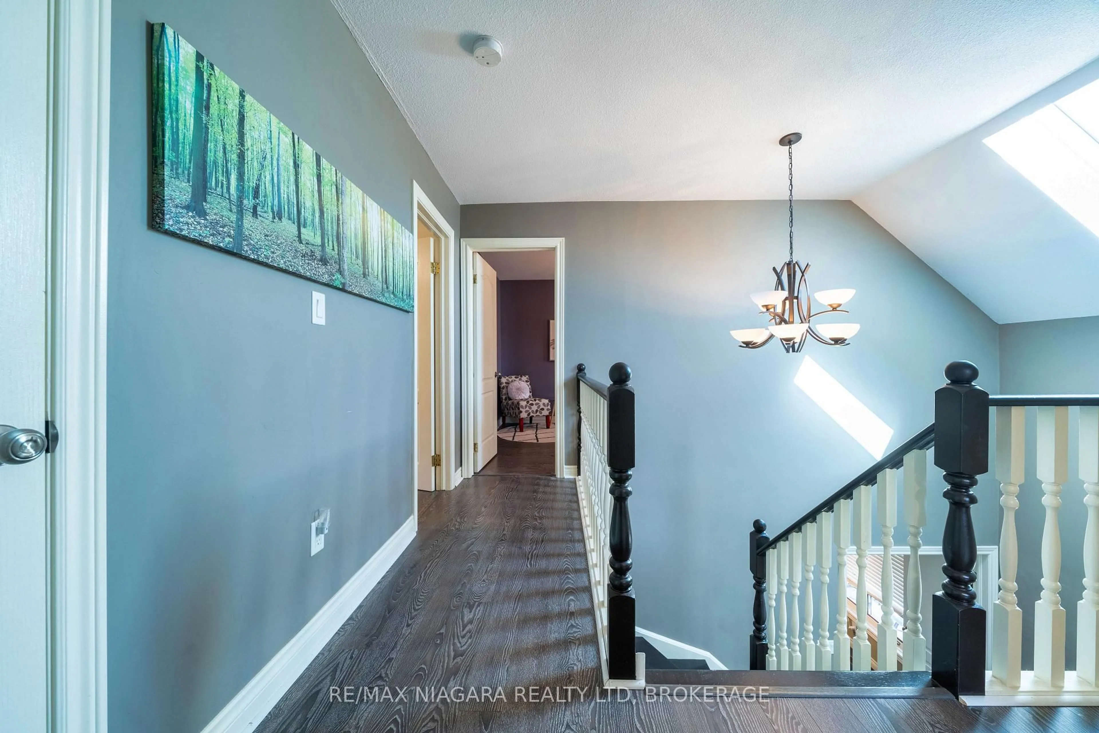 Indoor entryway for 3829 Northwood Dr, Niagara Falls Ontario L2H 2Y5