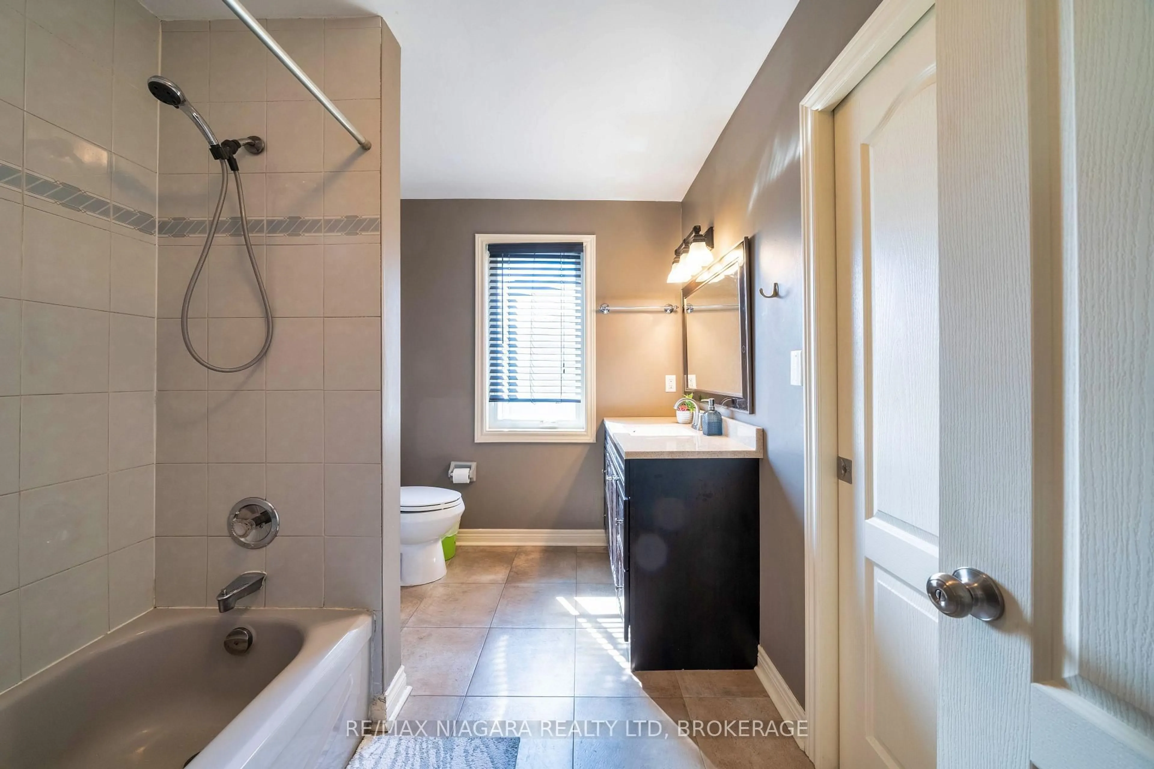 Standard bathroom, ceramic/tile floor for 3829 Northwood Dr, Niagara Falls Ontario L2H 2Y5