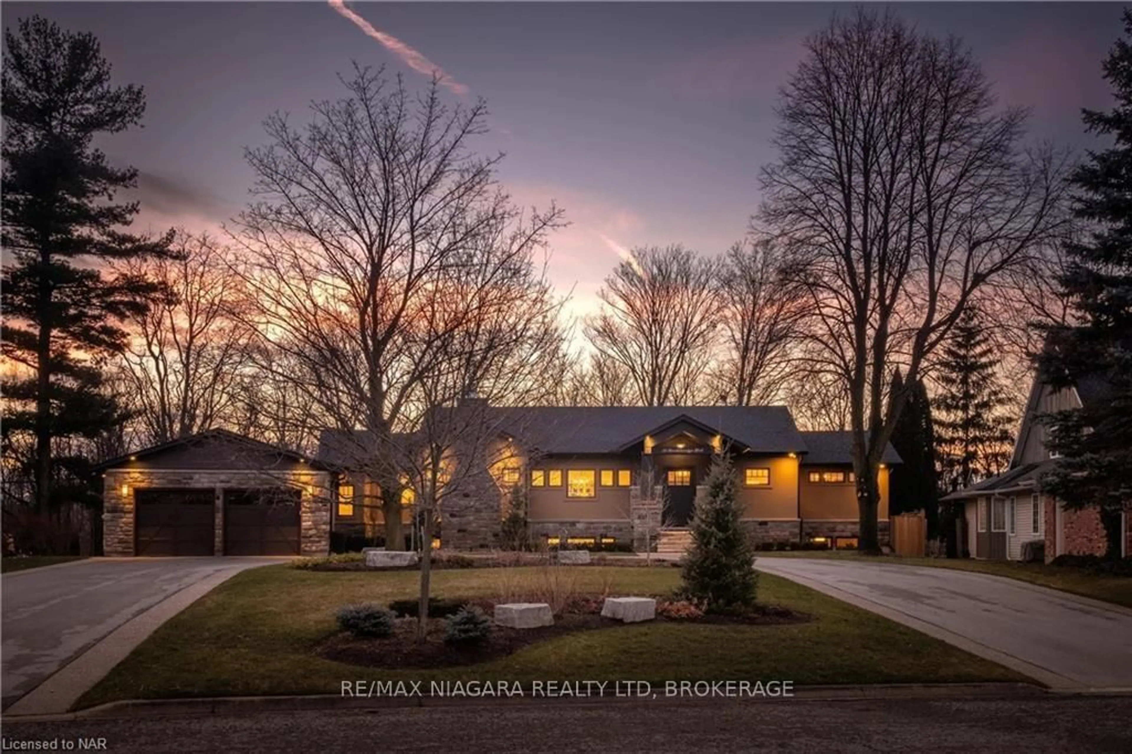 A pic from outside/outdoor area/front of a property/back of a property/a pic from drone, unknown for 32 BRECKENRIDGE Blvd, St. Catharines Ontario L2W 1A7