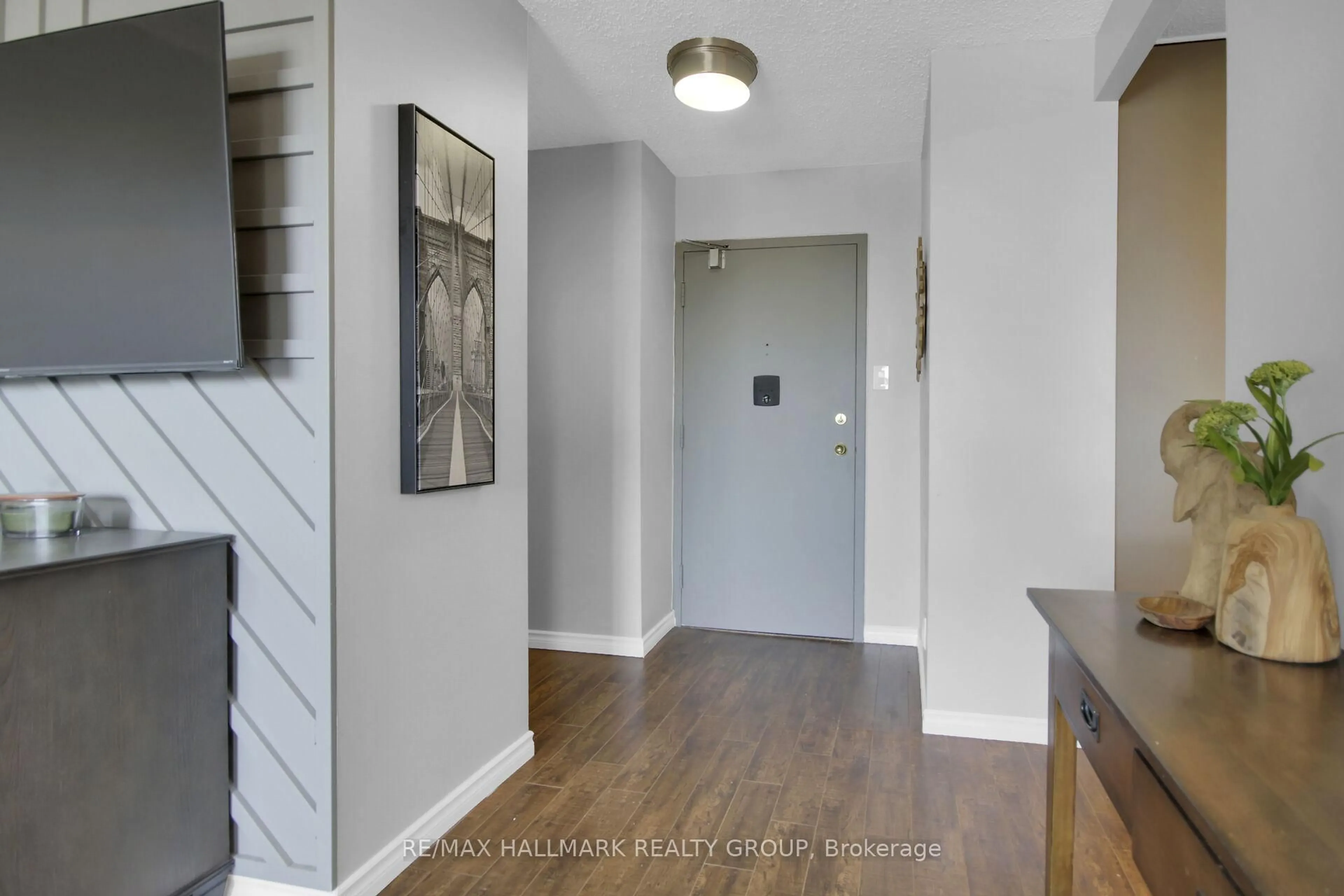 Indoor entryway for 1285 Cahill Dr #408, Ottawa Ontario K1V 9A7
