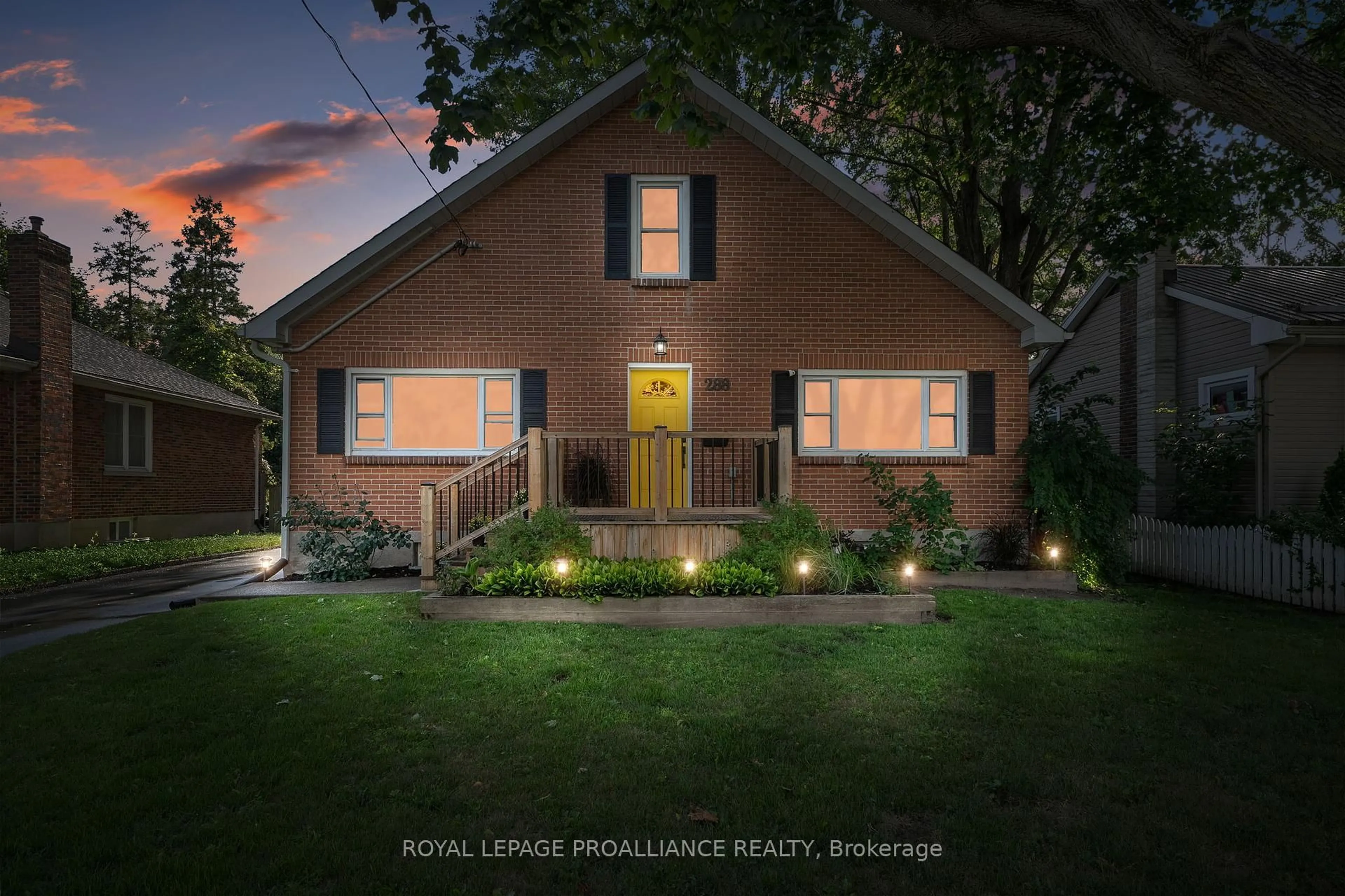 A pic from outside/outdoor area/front of a property/back of a property/a pic from drone, street for 288 MacDonald Ave, Belleville Ontario K8N 3Z2