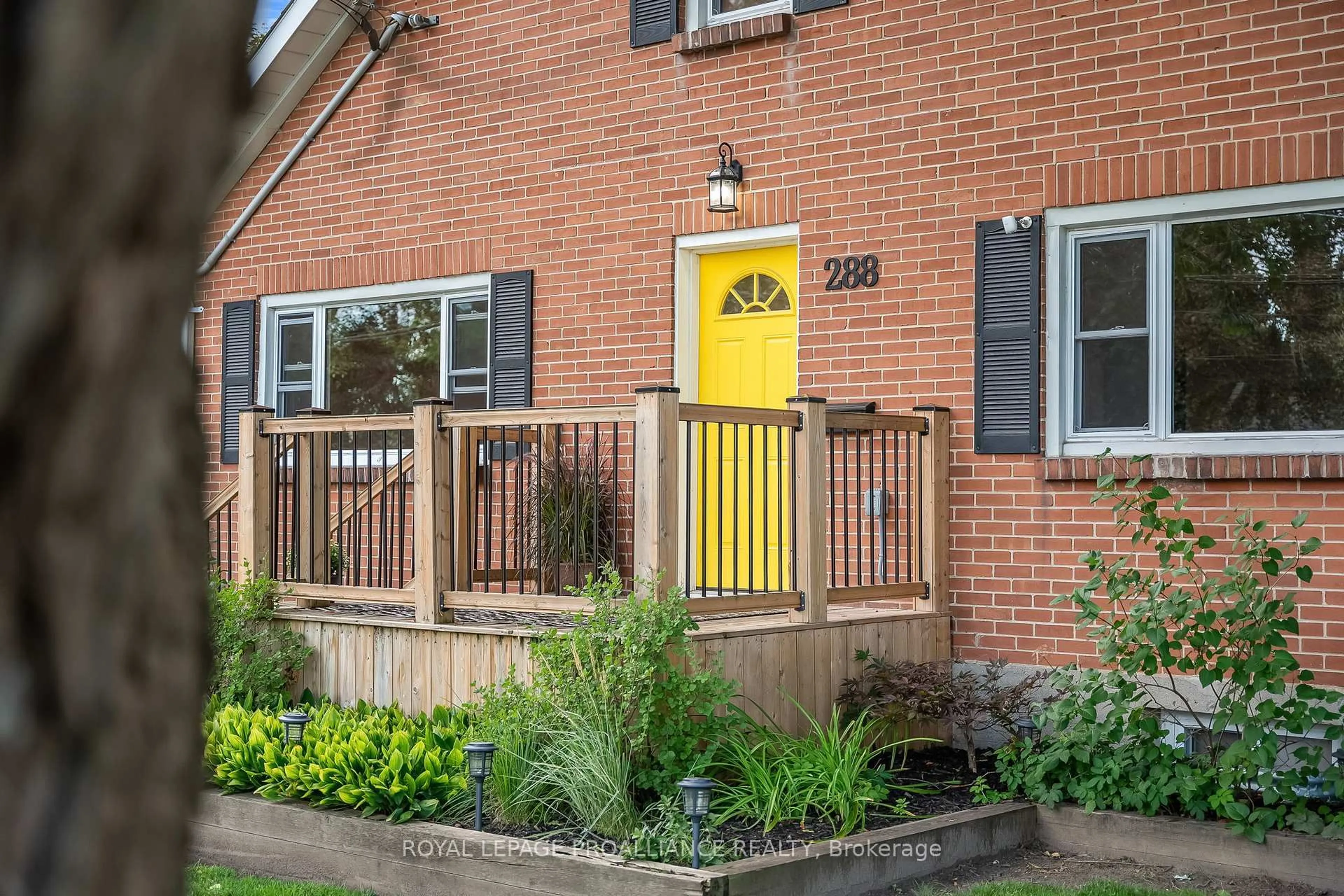 Patio, street for 288 MacDonald Ave, Belleville Ontario K8N 3Z2