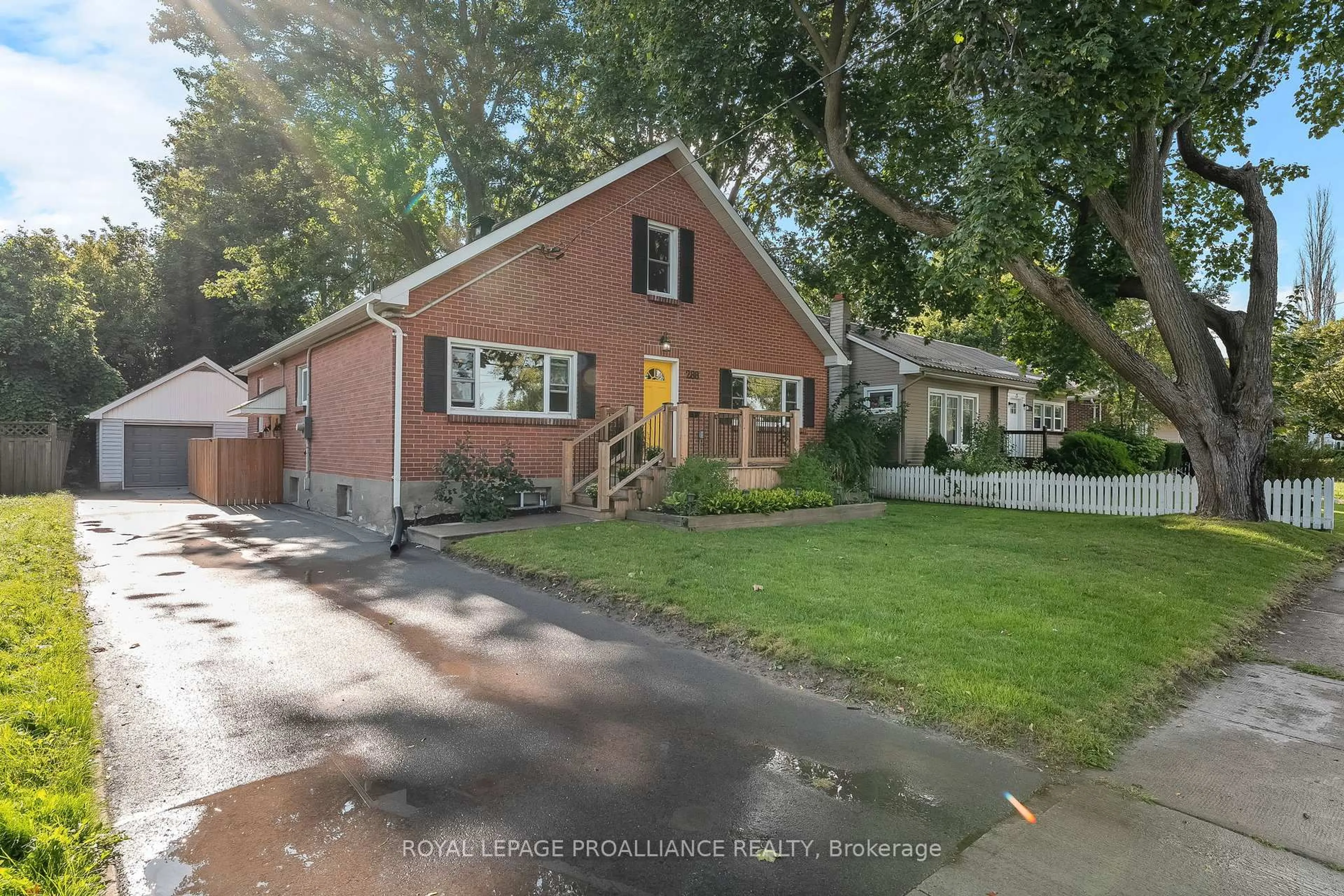 A pic from outside/outdoor area/front of a property/back of a property/a pic from drone, street for 288 MacDonald Ave, Belleville Ontario K8N 3Z2