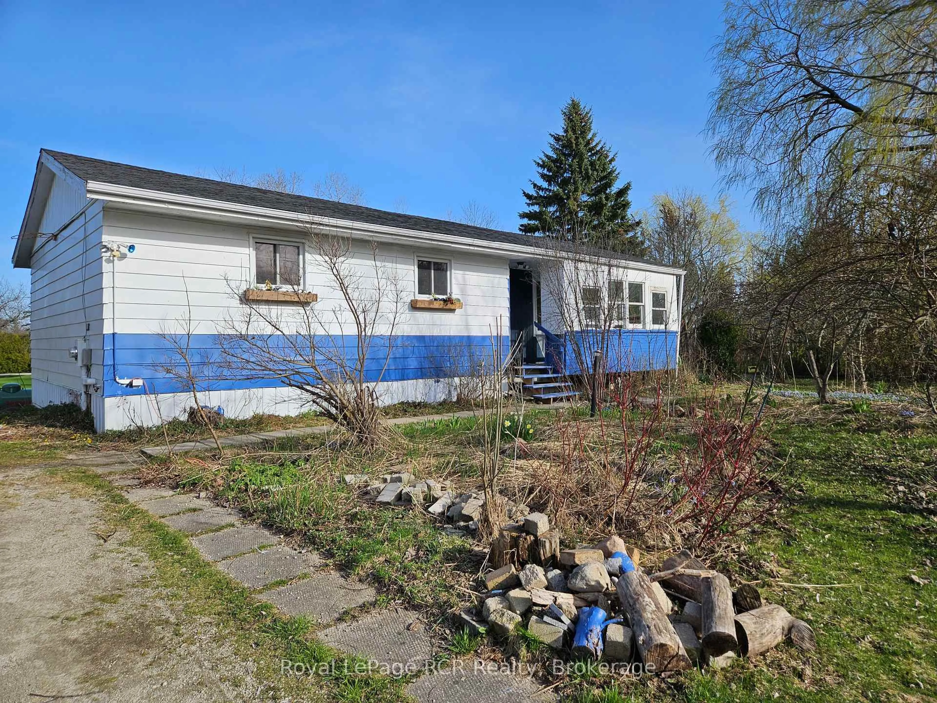 A pic from outside/outdoor area/front of a property/back of a property/a pic from drone, unknown for 127 Kirk St, Georgian Bluffs Ontario N4K 0G2