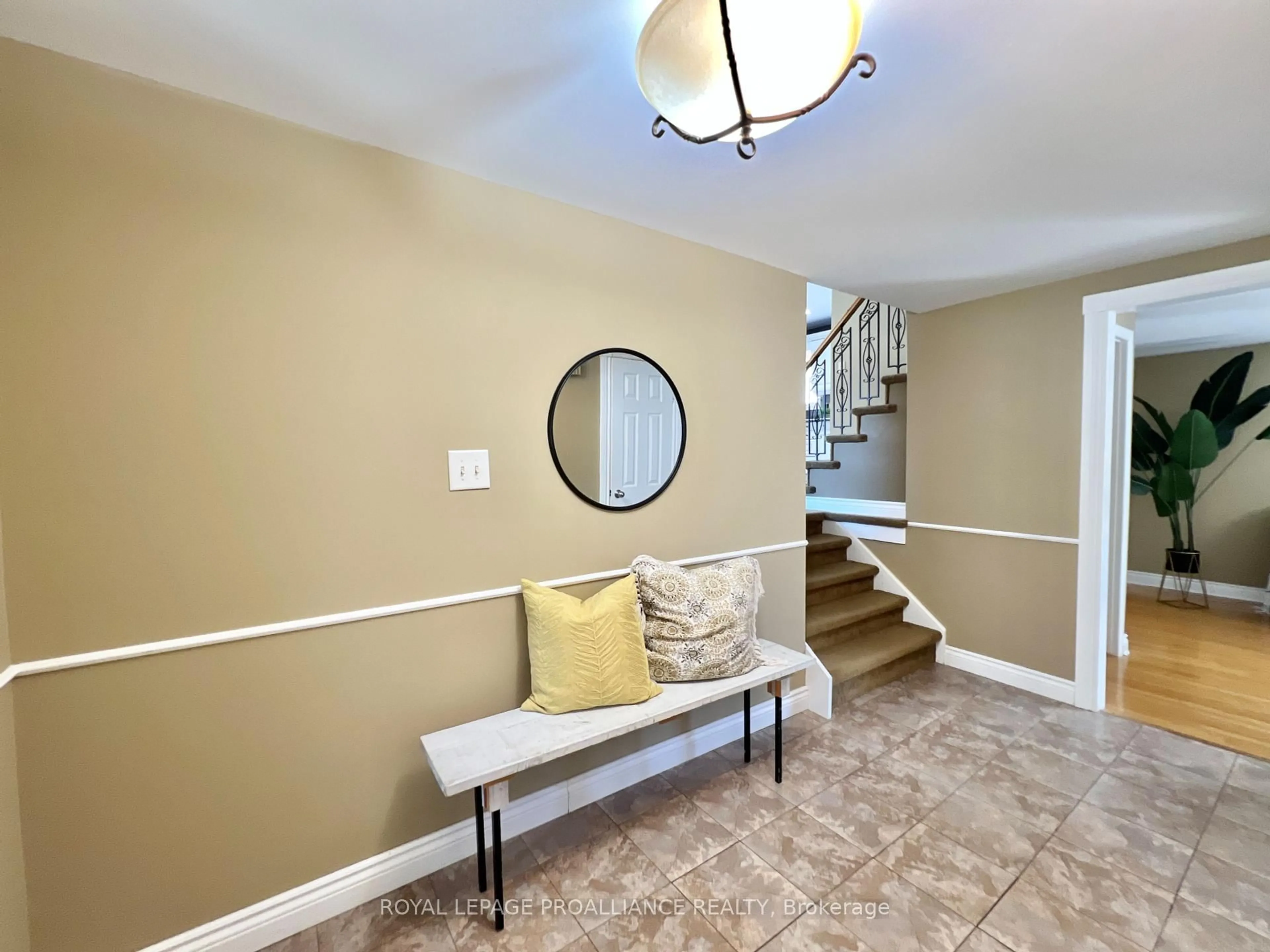 Indoor entryway for 21 Dunnett Blvd, Belleville Ontario K8P 4M7