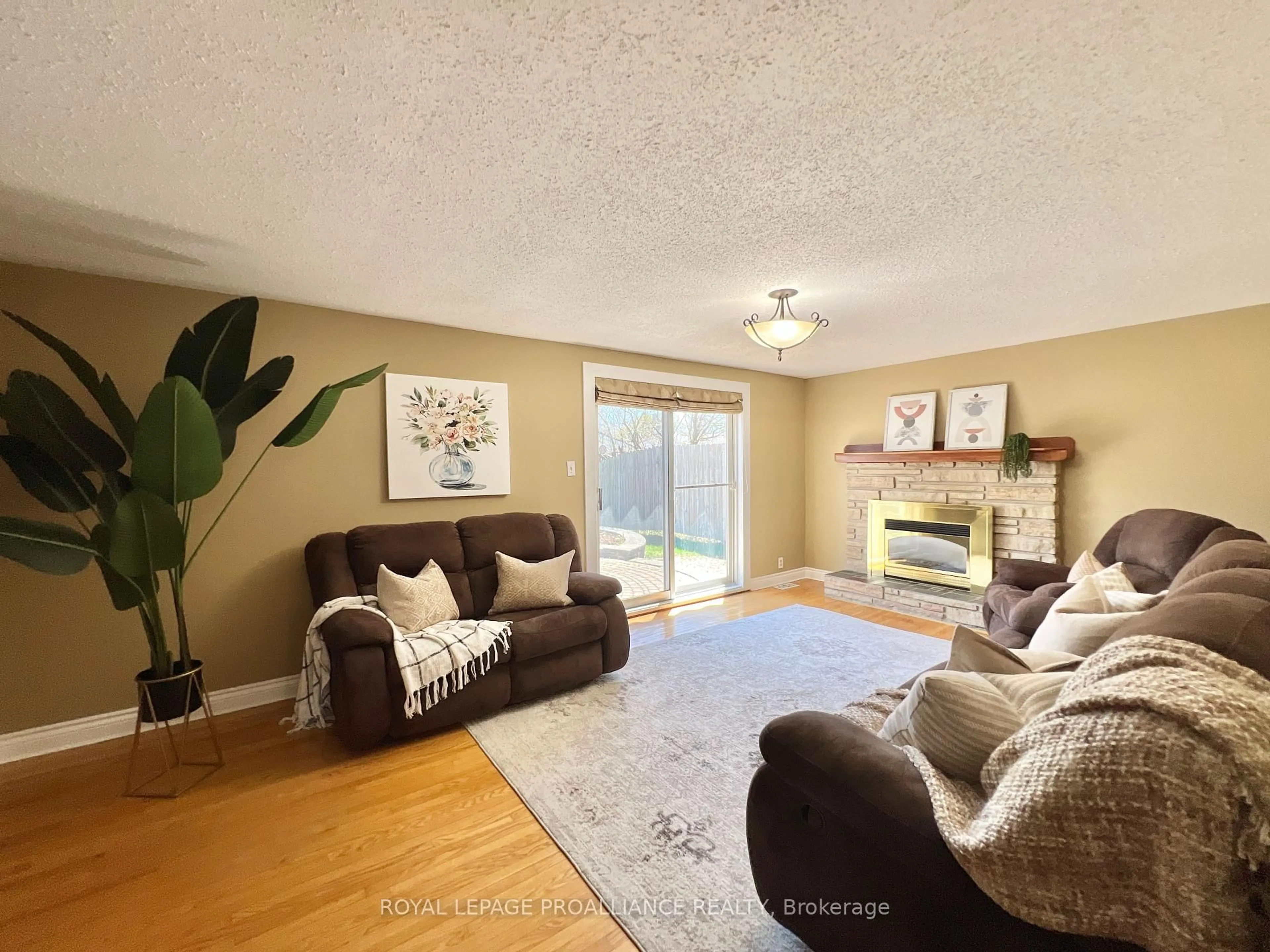 Living room with furniture, unknown for 21 Dunnett Blvd, Belleville Ontario K8P 4M7