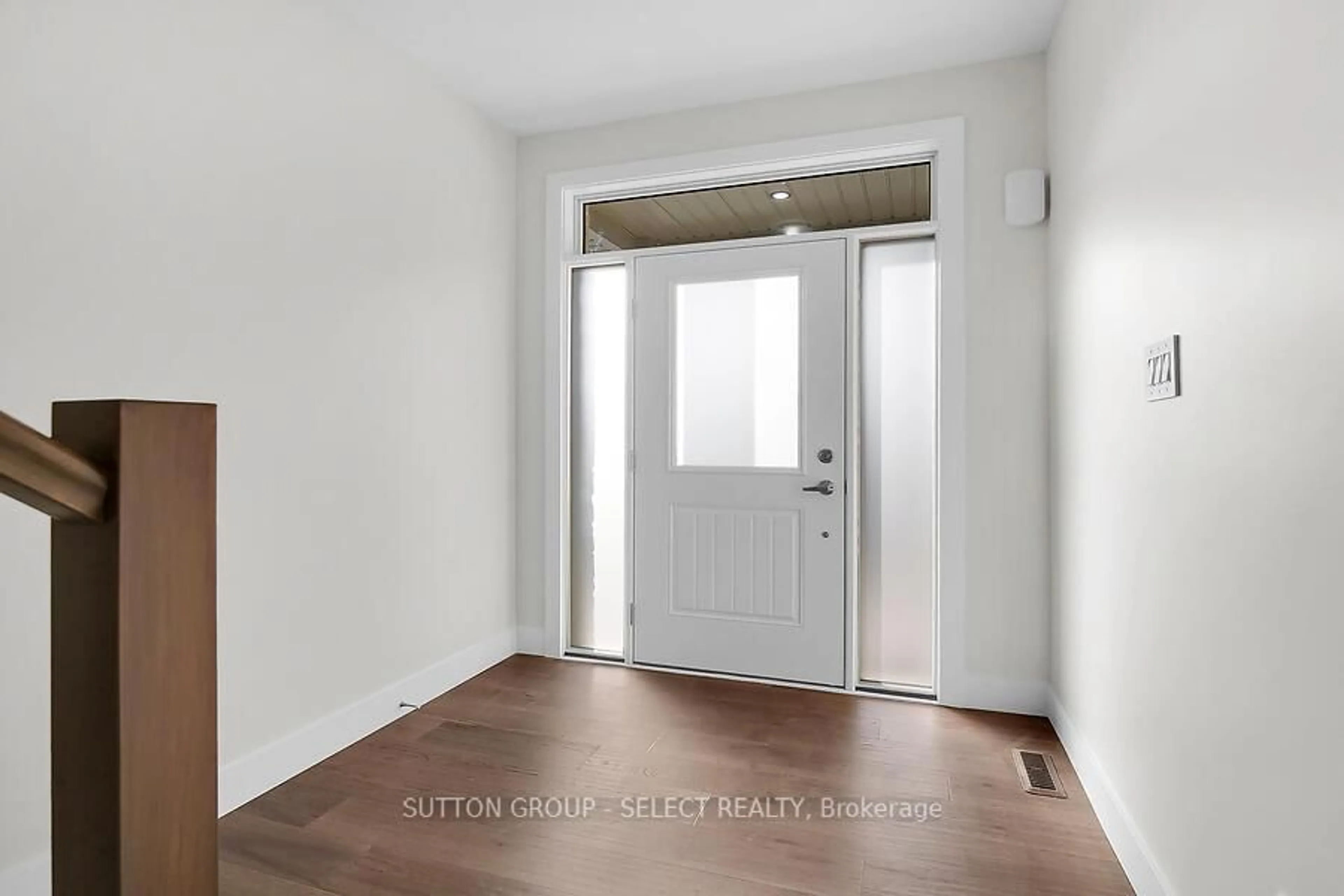 Indoor entryway for 7966 Fallon Dr #17, Lucan Biddulph Ontario N0M 1V0
