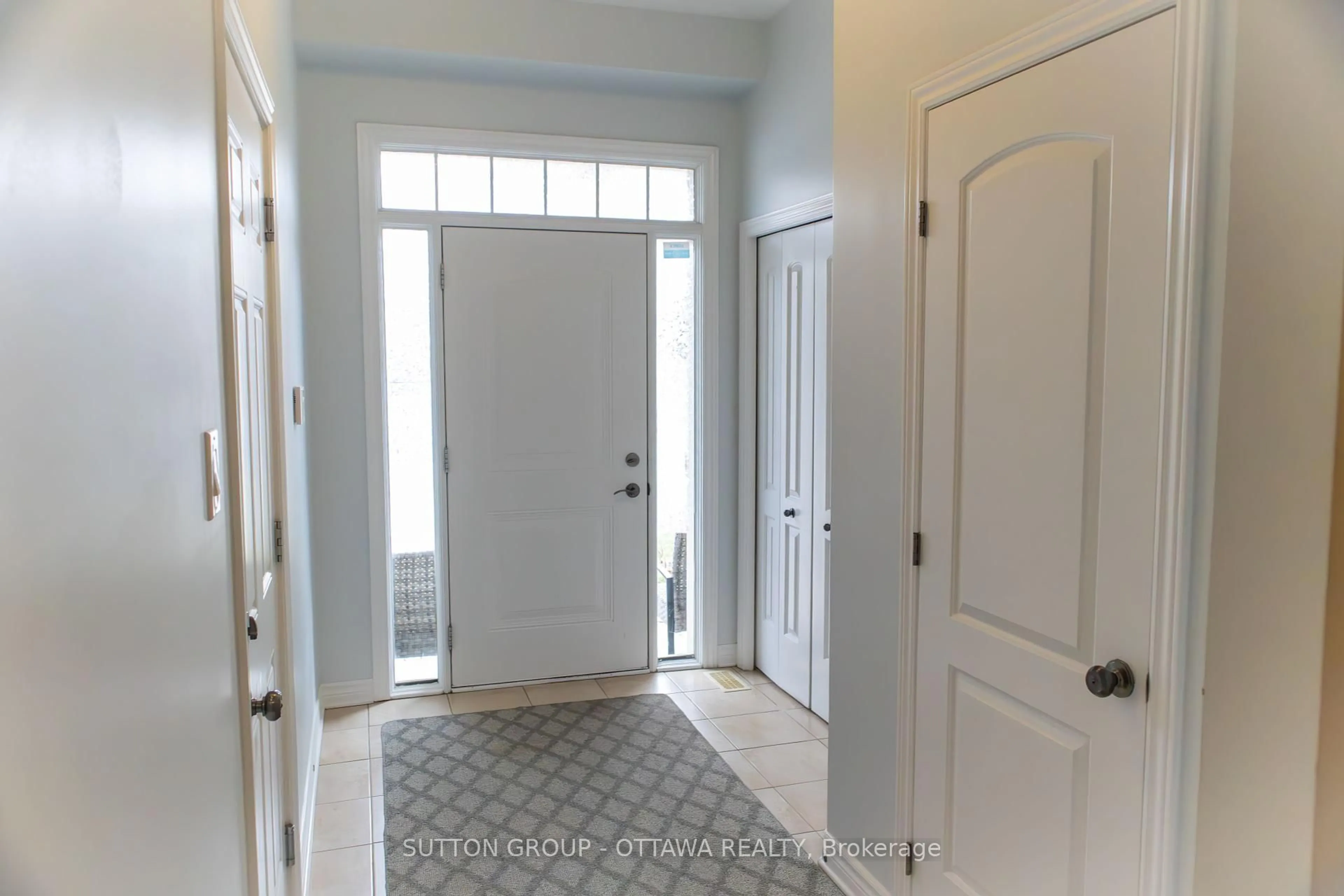 Indoor entryway for 654 Moorpark Ave, Ottawa Ontario K2M 0H8