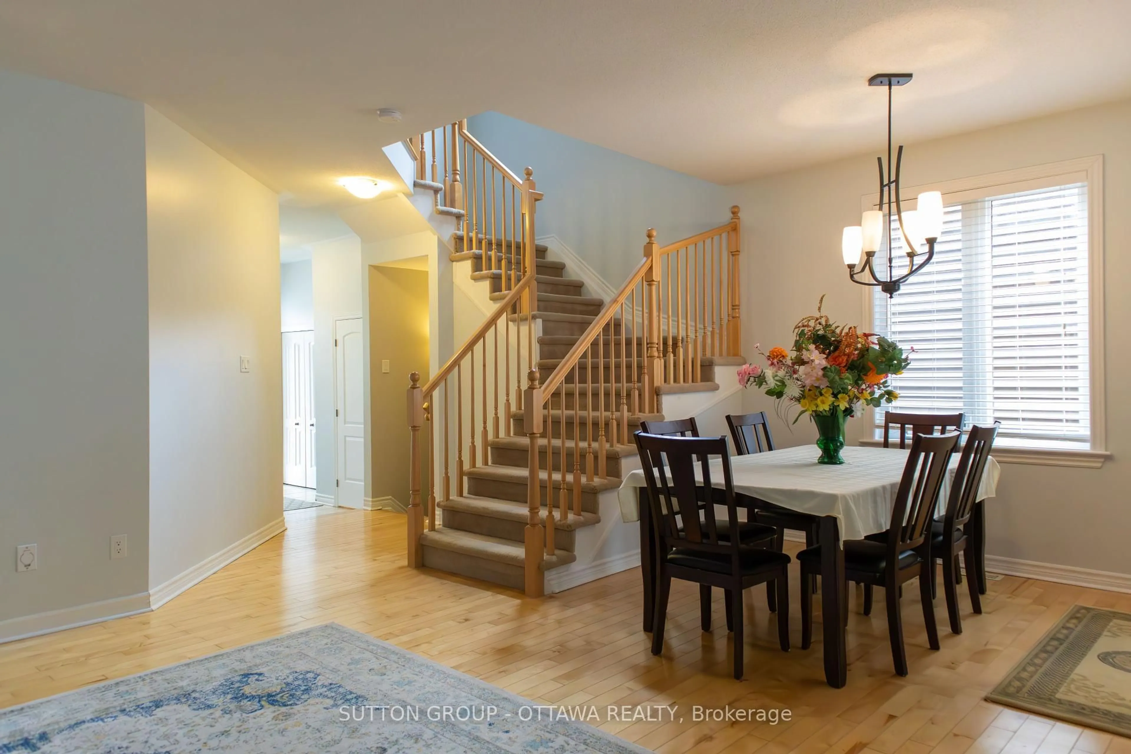 Dining room, wood/laminate floor for 654 Moorpark Ave, Ottawa Ontario K2M 0H8