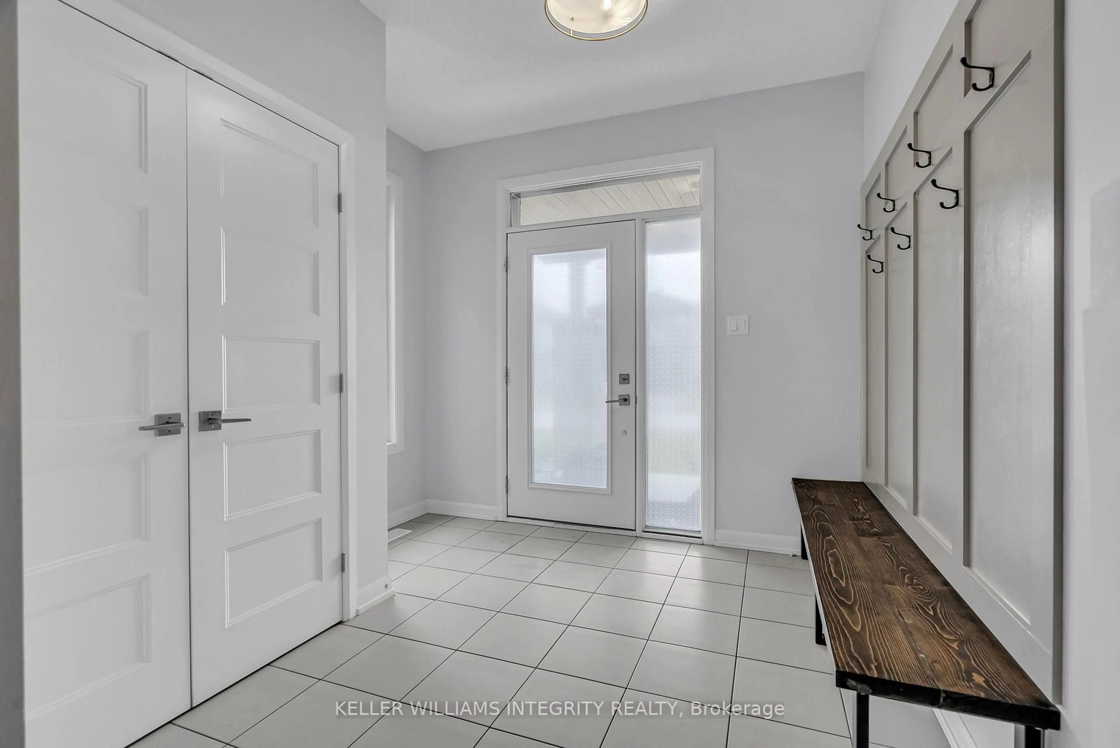 Indoor entryway for 176 Onyx Cres, Clarence-Rockland Ontario K4K 1P6