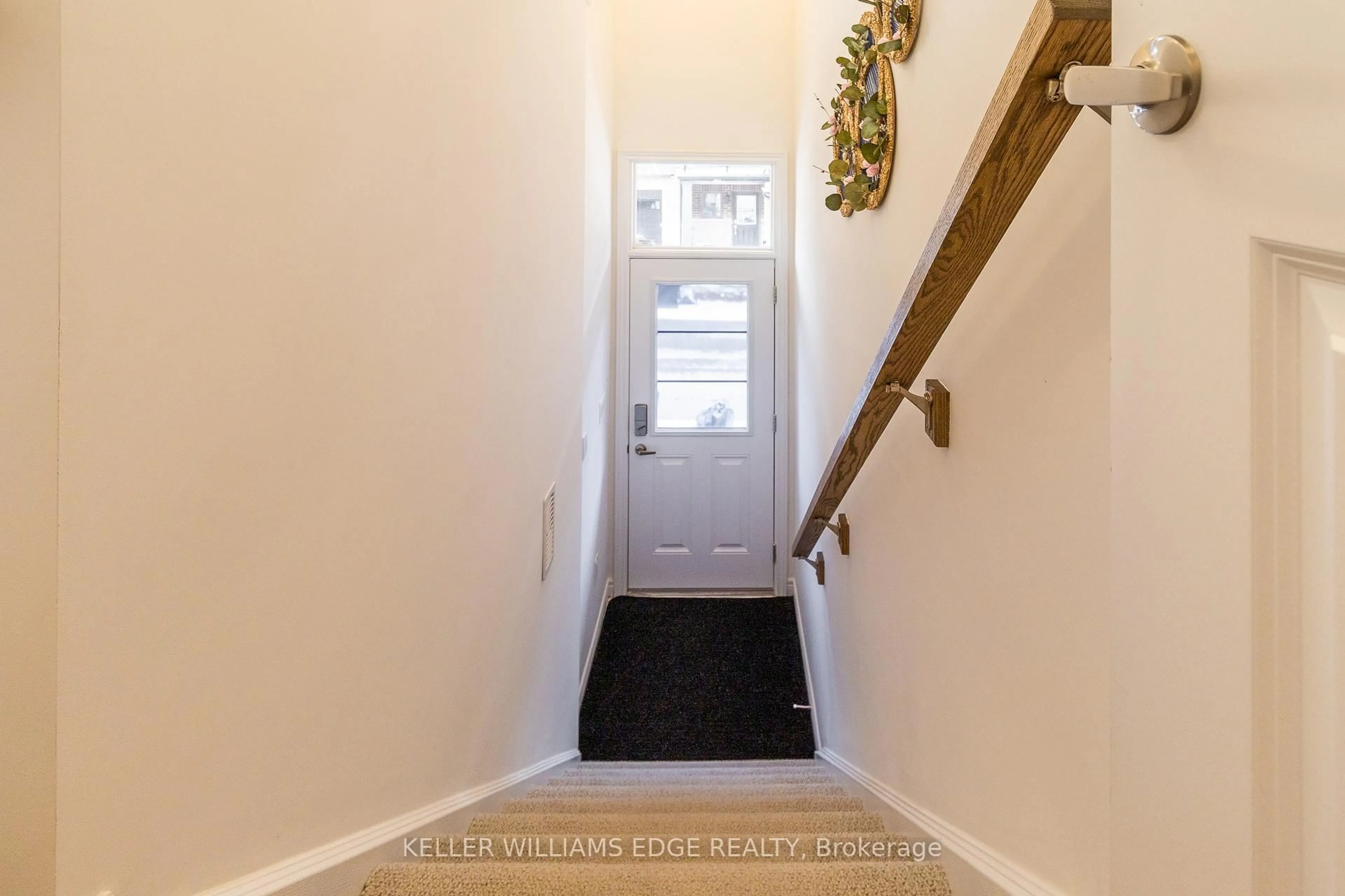 Indoor entryway for 575 Woodward Ave #106, Hamilton Ontario L8H 6P2