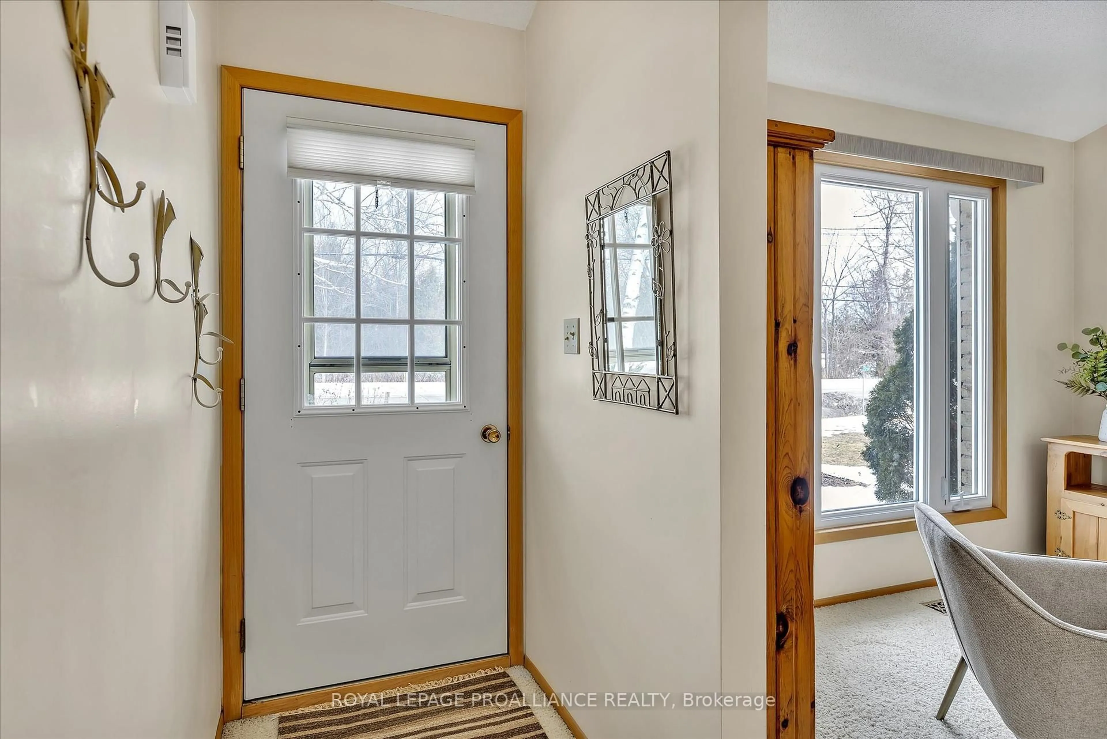 Indoor entryway for 271 Woodland Dr, Selwyn Ontario K9L 1P2