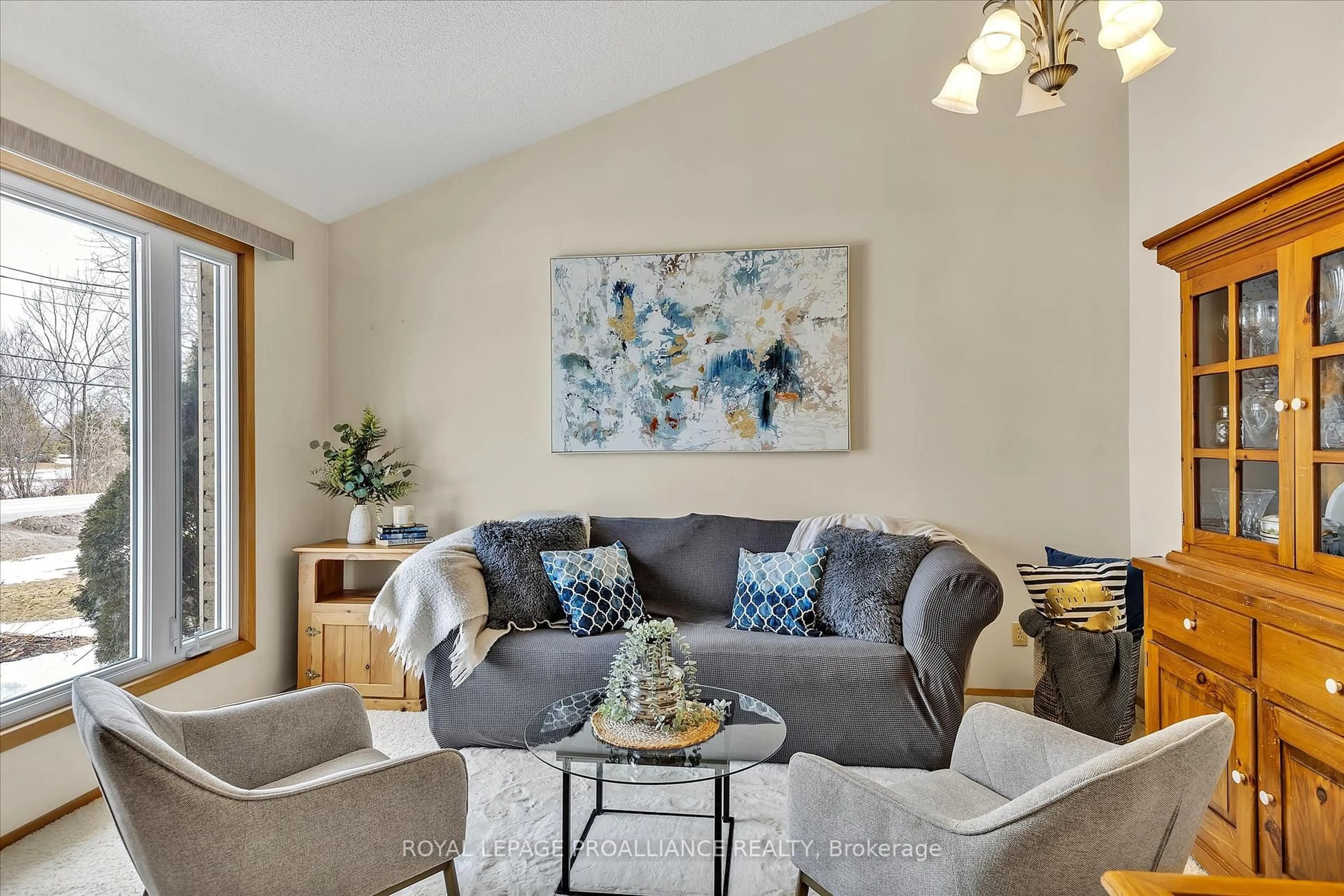 Living room with furniture, unknown for 271 Woodland Dr, Selwyn Ontario K9L 1P2