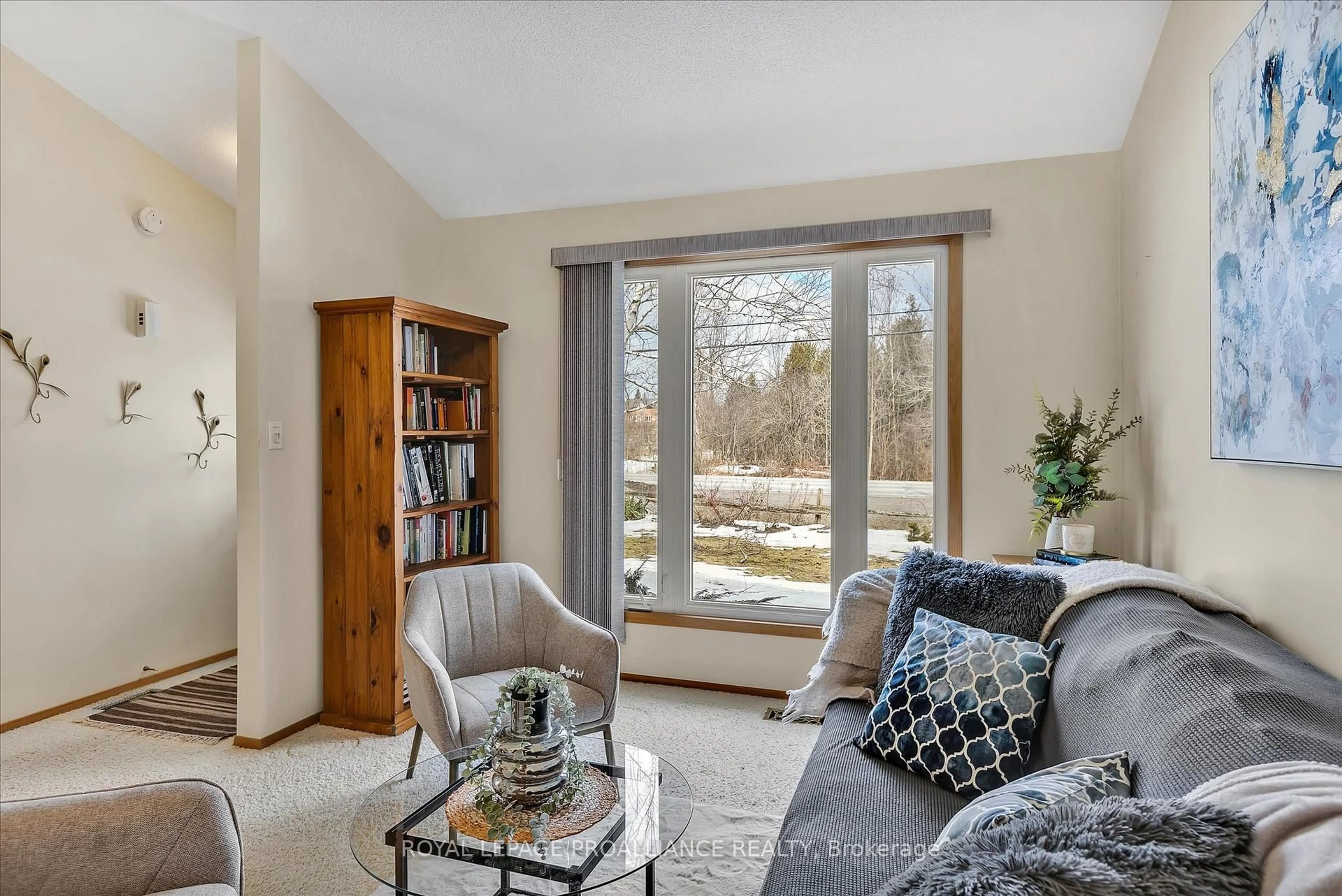 Living room with furniture, unknown for 271 Woodland Dr, Selwyn Ontario K9L 1P2