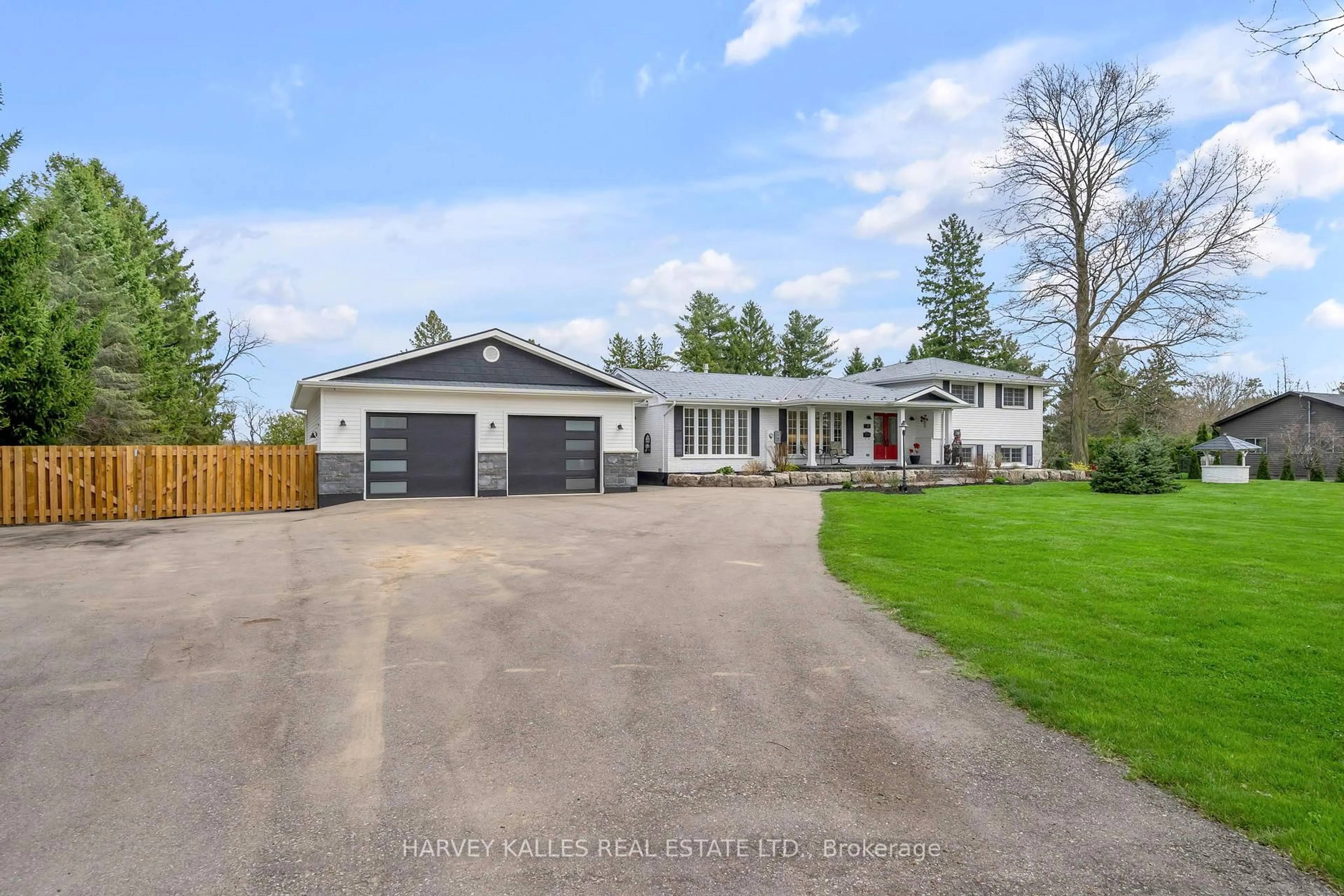 A pic from outside/outdoor area/front of a property/back of a property/a pic from drone, street for 43 Sunnyridge Rd, Hamilton Ontario L0R 1R0