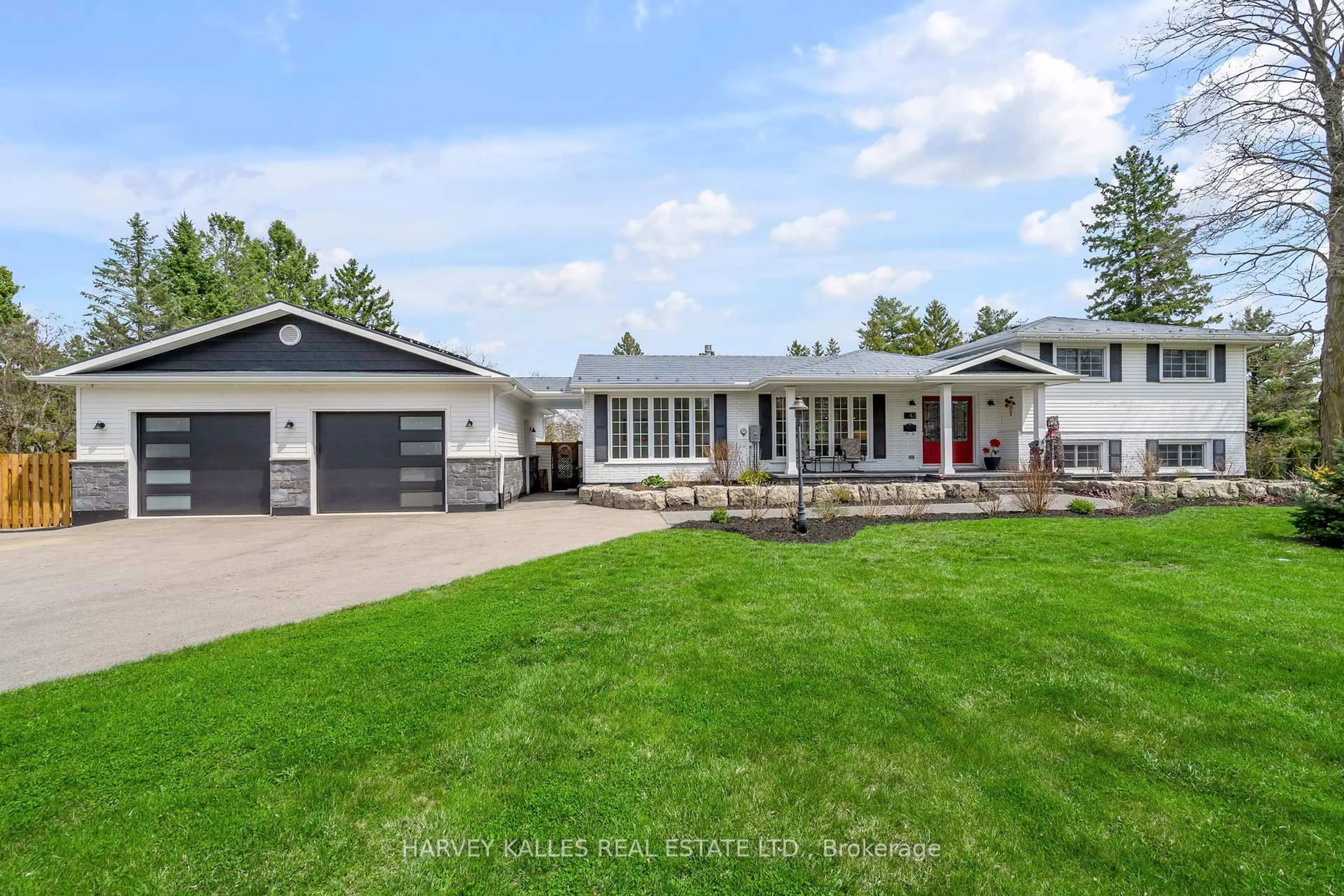 A pic from outside/outdoor area/front of a property/back of a property/a pic from drone, street for 43 Sunnyridge Rd, Hamilton Ontario L0R 1R0
