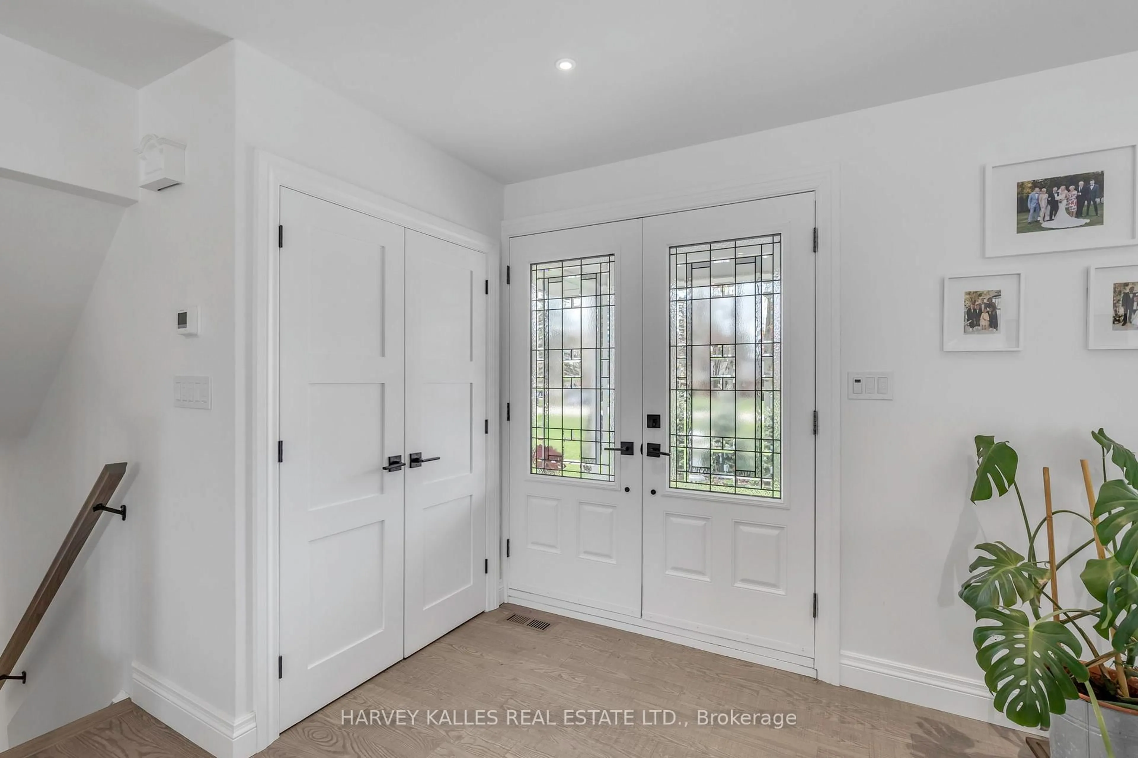 Indoor entryway for 43 Sunnyridge Rd, Hamilton Ontario L0R 1R0