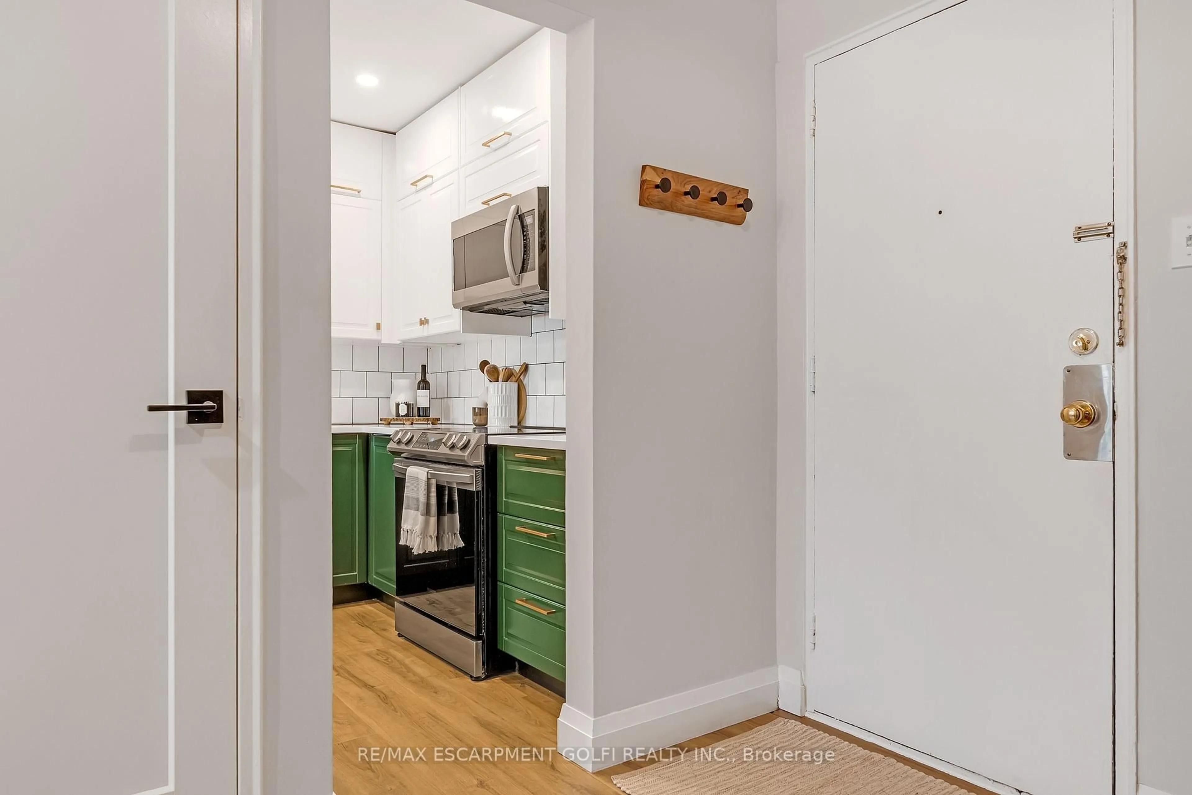 Standard kitchen, unknown for 37 Mericourt Rd #208, Hamilton Ontario L8S 2N5