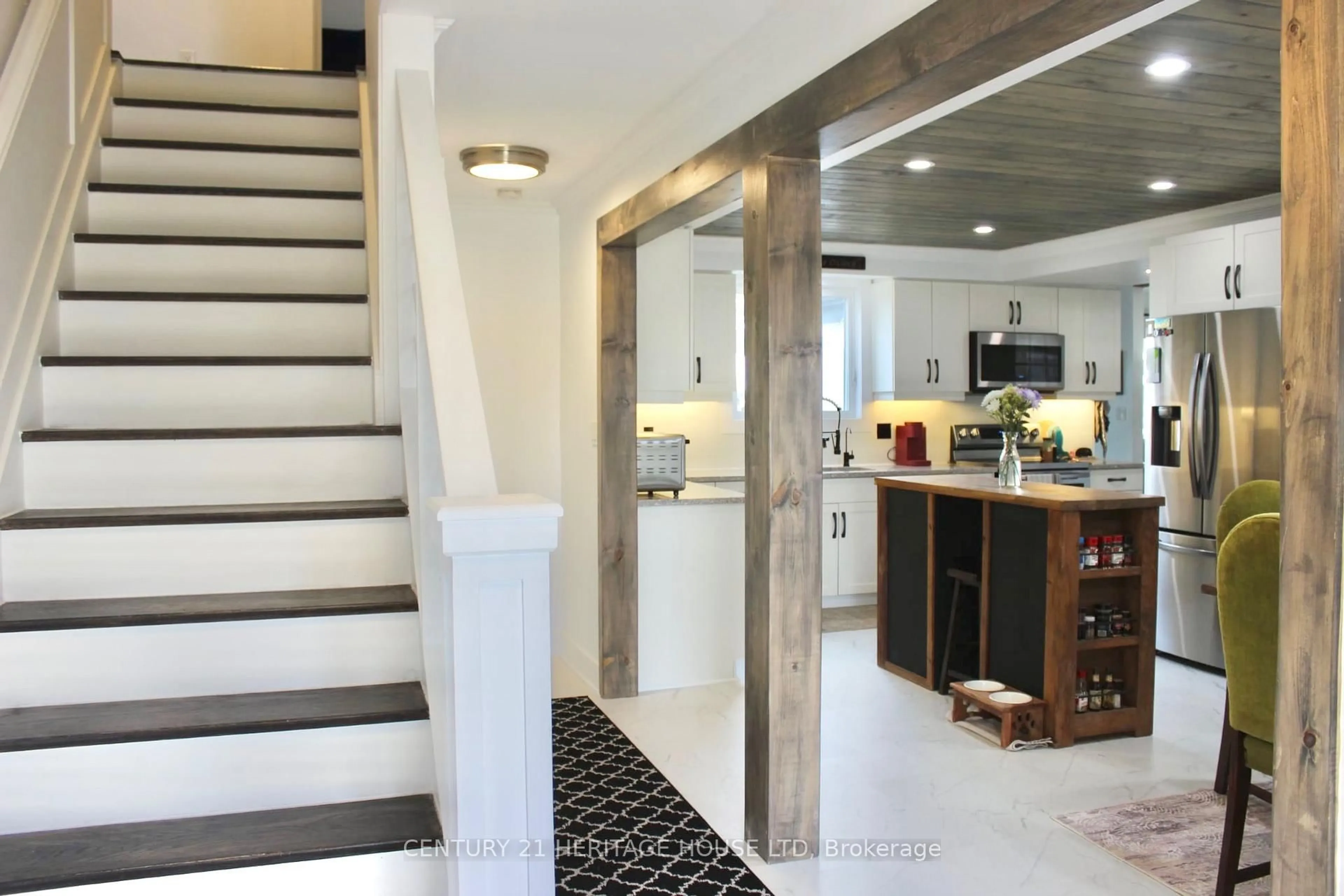Indoor entryway for 6958 Sunset Rd, Central Elgin Ontario N5P 3S8