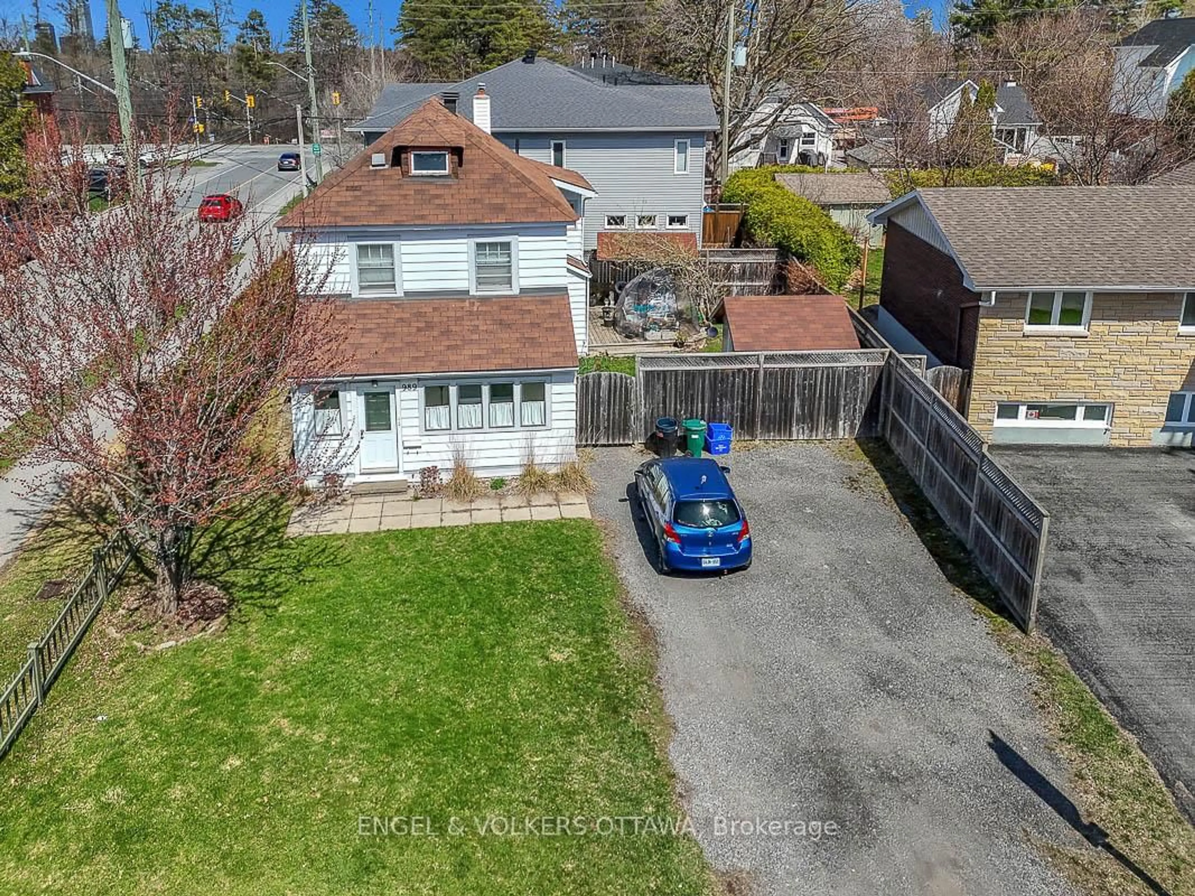 A pic from outside/outdoor area/front of a property/back of a property/a pic from drone, street for 989 Bakervale Dr, Ottawa Ontario K1Z 6N7
