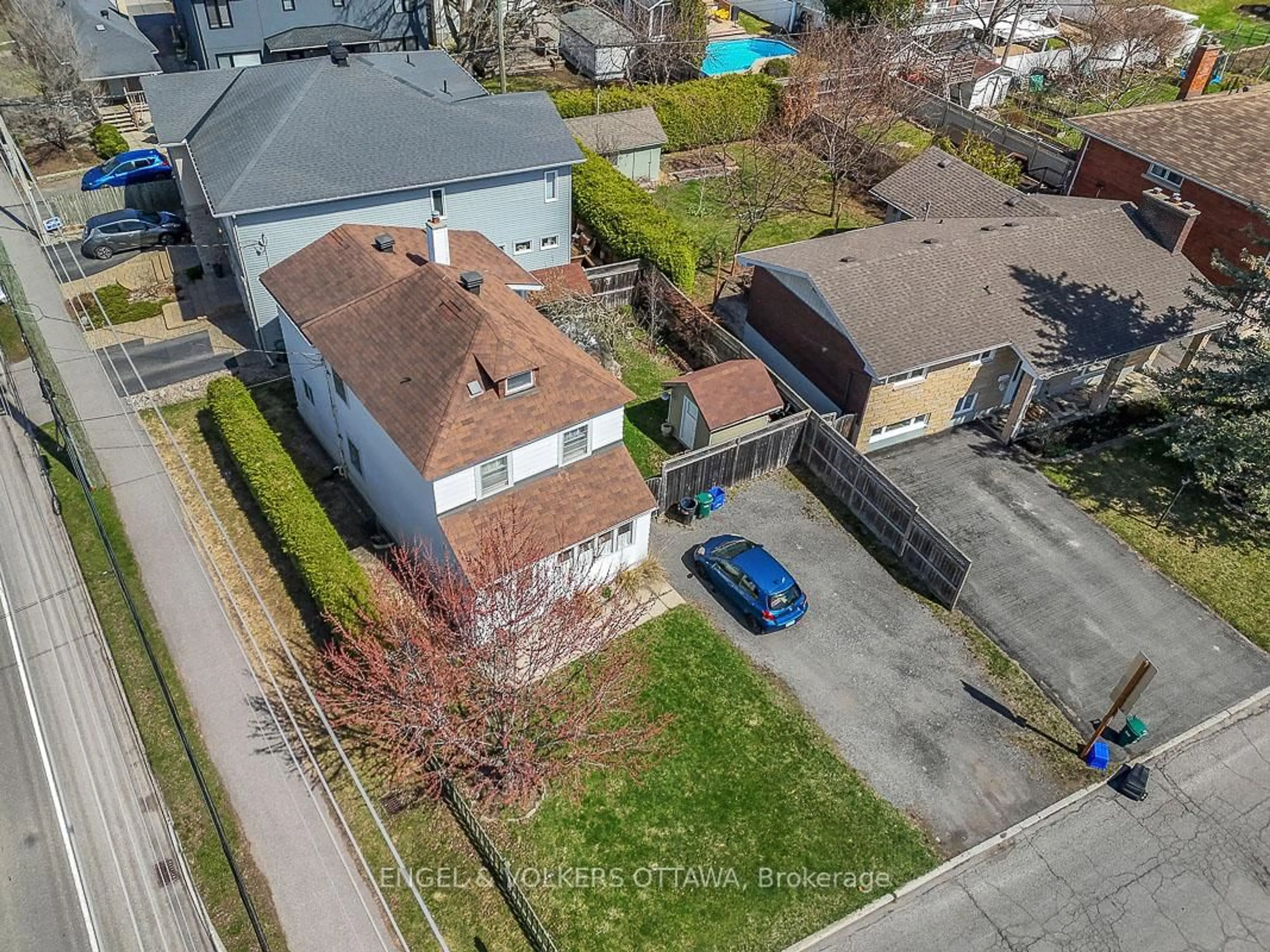A pic from outside/outdoor area/front of a property/back of a property/a pic from drone, street for 989 Bakervale Dr, Ottawa Ontario K1Z 6N7